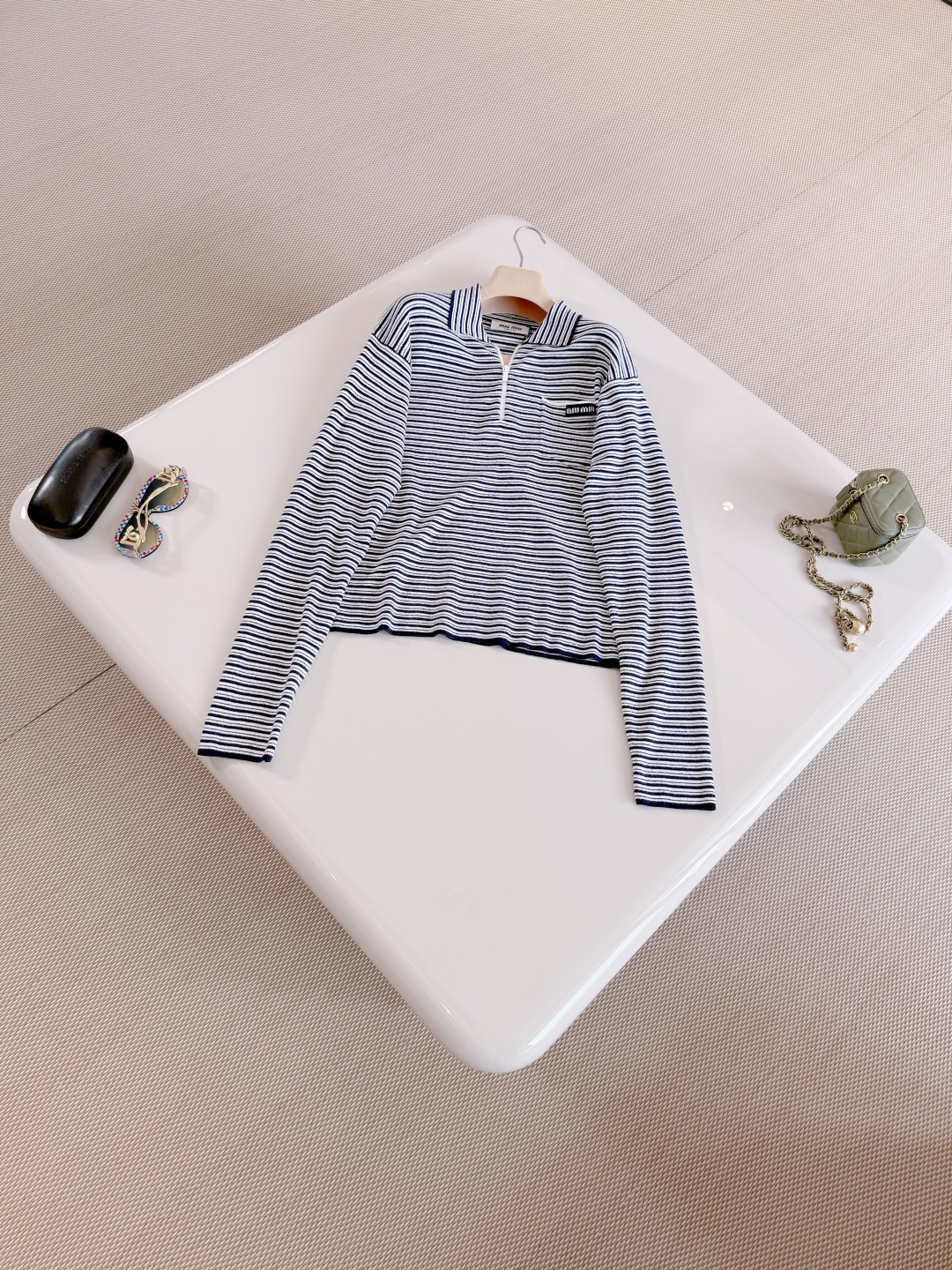 NO:802413,MIU 26W Striped Henley Stretch Knit Lapel Top. Black and white pinstripe design is simple, retro and versatile. The three-button henley collar can be worn in various ways. It is casual and layered. The fabric is soft and skin-friendly and has an elastic and loose fit. Fashionable and advanced casual,,miumiu,19860909MIU 26W 条纹亨利弹力针织翻领上衣 黑白细条纹设计简约复古又百搭 亨利领三颗纽扣穿法多变 随性又有层次感、面料柔软亲肤弹力宽松版型 时髦高级休闲,,miumiu,,Women's clothing
