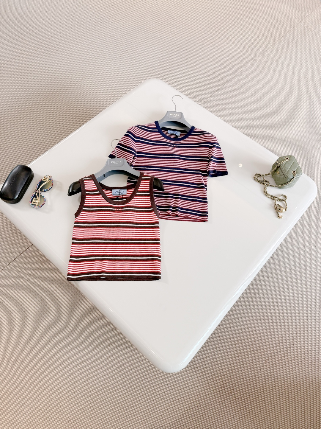 NO:802407,PRA 26W red coffee and navy blue three-color striped T-shirt. Simple and recognizable high-quality knitted fabric, good elasticity, comfortable to wear and close-fitting. Delicate ribbed knitted fabric fits the body shape, and the upper body has a fashionable silhouette. American retro casual style, prada, tees, t-shirt,19860909PRA 26W 红咖拼藏蓝三色条纹T恤 简约又有辨识度的高品质针织面料,弹力好穿着舒适贴身 细腻罗纹针织面料贴合身形、上身时髦廓形 美式复古休闲风,,prada,tees，t-shirt,,Women's clothing