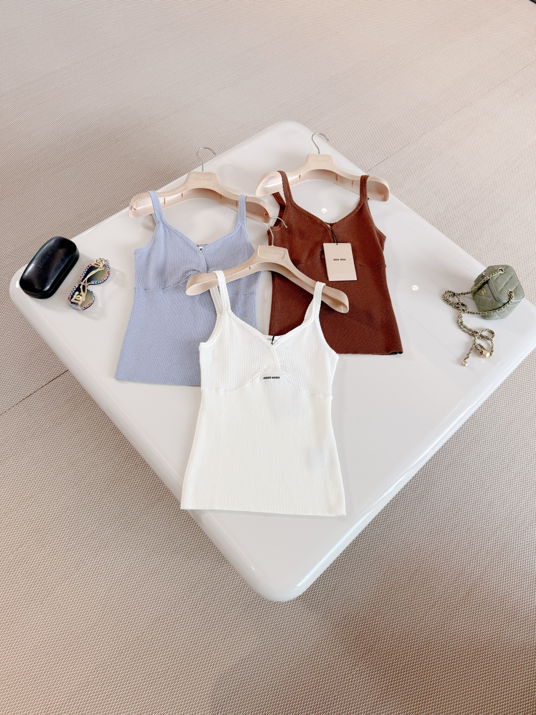 NO:802401,MIU 26W Three-color hollow V-neck knitted camisole Coco color / V-neck spaghetti strap design is simple and exquisite, soft knitted fabric is breathable and comfortable, the hollow details are rich and layered, it can be worn alone or layered,,miumiu,19860909MIU 26W 三色镂空V领针织吊带背心 可可色/ V领细肩带设计简约又精致、柔软针织面料透气舒适 镂空细节丰盈层次感 单穿或内搭都很OK,,miumiu,,Women's clothing