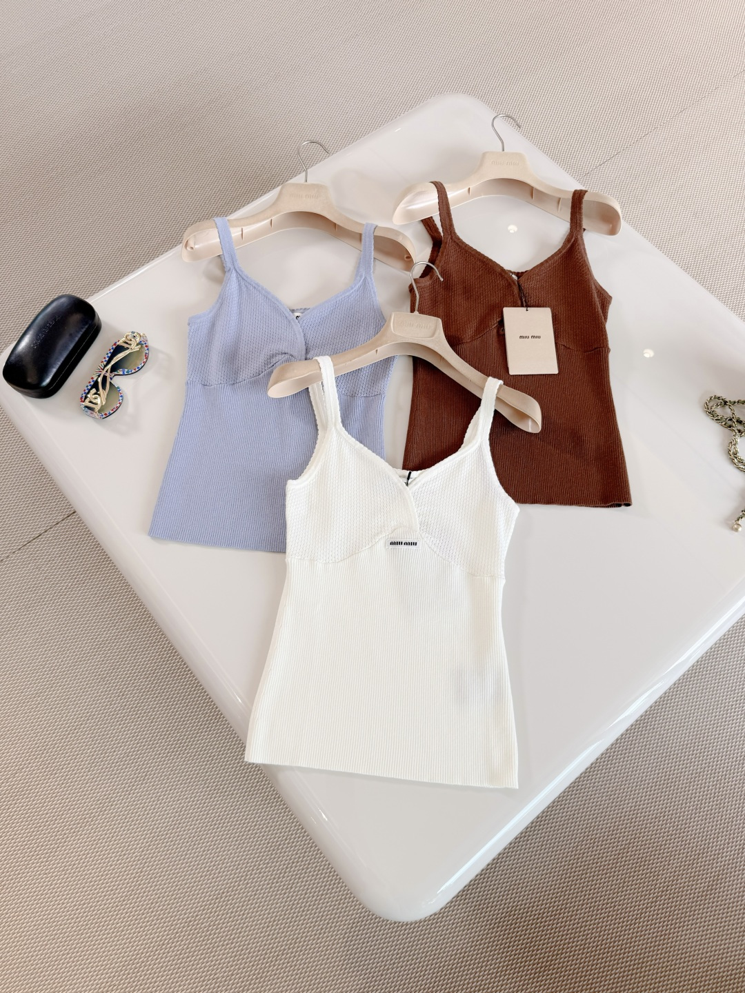 NO:802394,MIU 26W three-color hollow V-neck knitted camisole baby blue / V-neck spaghetti strap design is simple and exquisite, soft knitted fabric is breathable and comfortable, the hollow details are rich and layered, it is OK to wear alone or layered,,miumiu,19860909MIU 26W 三色镂空V领针织吊带背心 Baby蓝色/ V领细肩带设计简约又精致、柔软针织面料透气舒适 镂空细节丰盈层次感 单穿或内搭都很OK,,miumiu,,Women's clothing