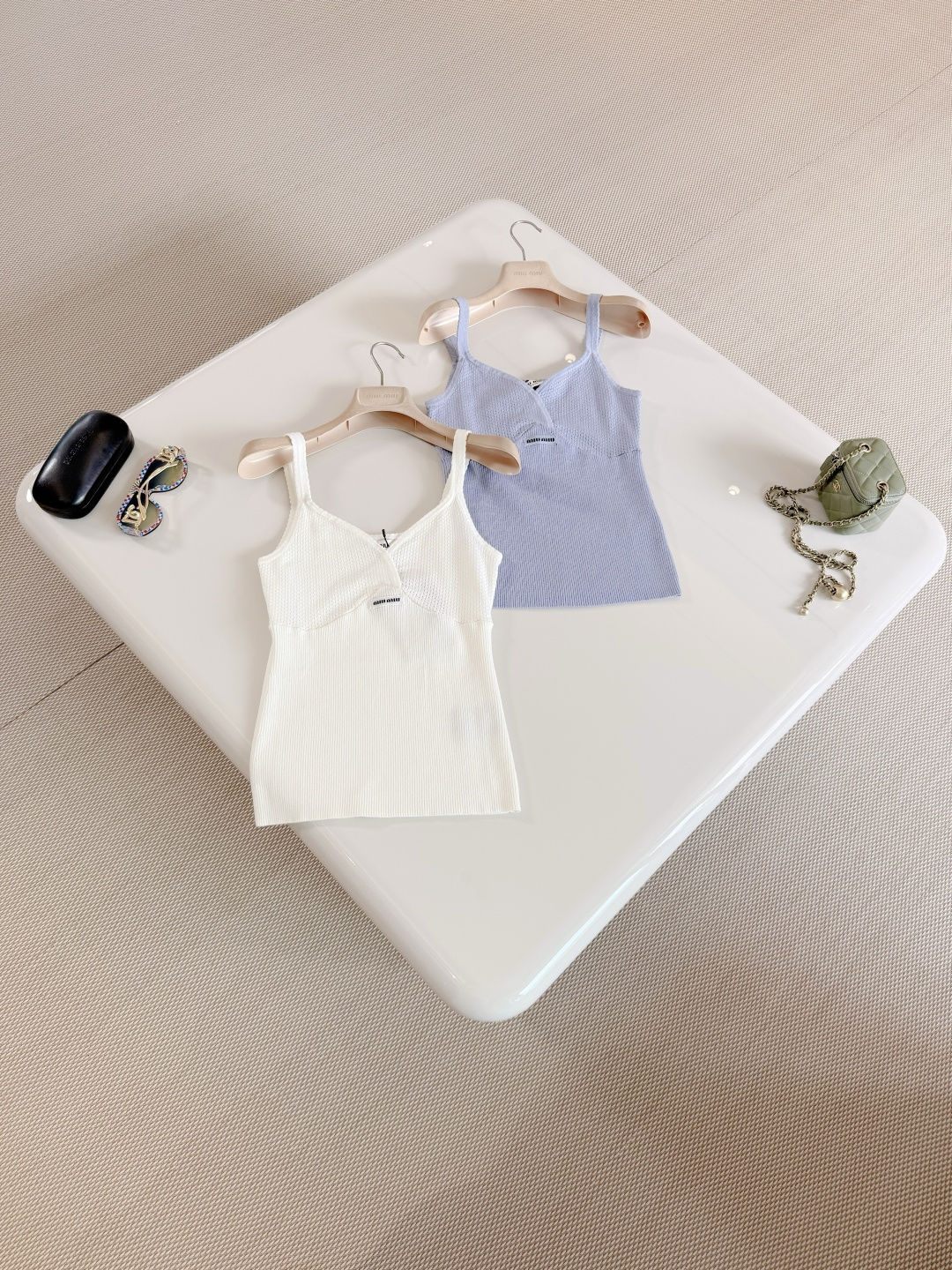 NO:802398,MIU 26W three-color hollow V-neck knitted camisole. White/V-neck spaghetti straps. The design is simple and exquisite. The soft knitted fabric is breathable and comfortable. The hollow details are rich and layered. It is OK to wear alone or layered.,,miumiu,19860909MIU 26W 三色镂空V领针织吊带背心 白色/ V领细肩带设计简约又精致、柔软针织面料透气舒适 镂空细节丰盈层次感 单穿或内搭都很OK,,miumiu,,Women's clothing