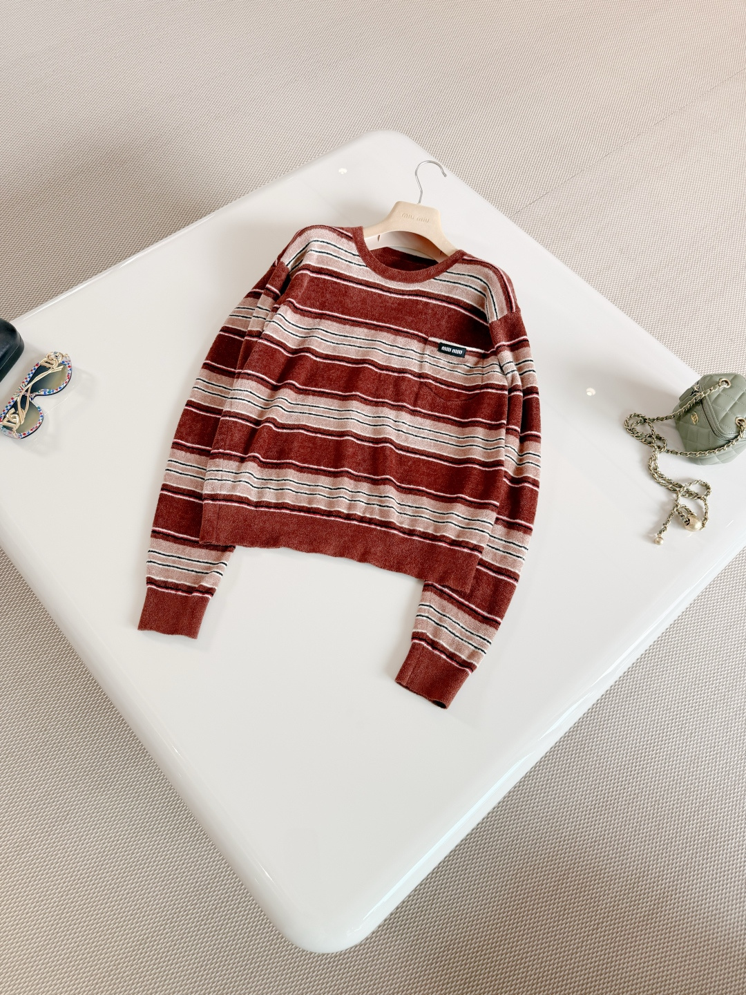 NO:802390,MIU 26W Maillard Chenille Striped Sweater Inspired by menswear style, the plush top features the signature stripe pattern and features soft viscose chenille for an elegant velvety effect,,miumiu,19860909MIU 26W 美拉德雪尼尔条纹针织衫 灵感源自男装风格 毛绒上衣采用标志性条纹图案,以柔软的粘胶纤维雪尼尔材质为特色 呈现天鹅绒般的优雅效果,,miumiu,,Women's clothing