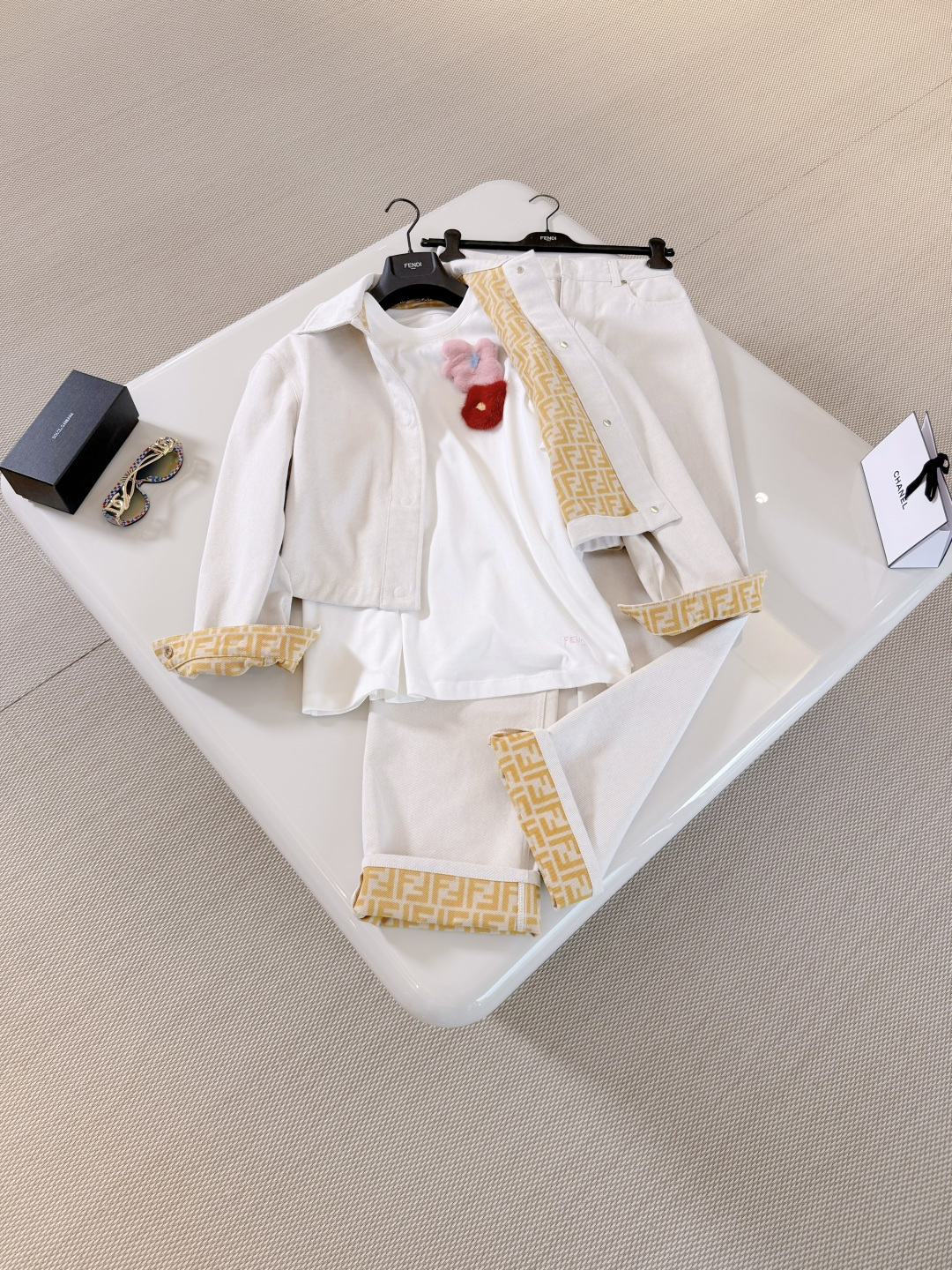 NO:807796,FEN 26W FF jacquard wide leg straight high waist jeans Made of beige denim Yellow FF pattern lining and brown leather back strap with Selleria FF detail Contrast stitching and silver finish metal rivets Trendy look,,fendi,jeans,19860909FEN 26W FF提花阔腿直筒高腰牛仔裤 米色牛仔布材质 黄色FF图案衬里和棕色皮革后饰带,饰有Selleria FF细节 撞色缝线和银色饰面金属铆钉 时髦look,,fendi,jeans,,Women's clothing