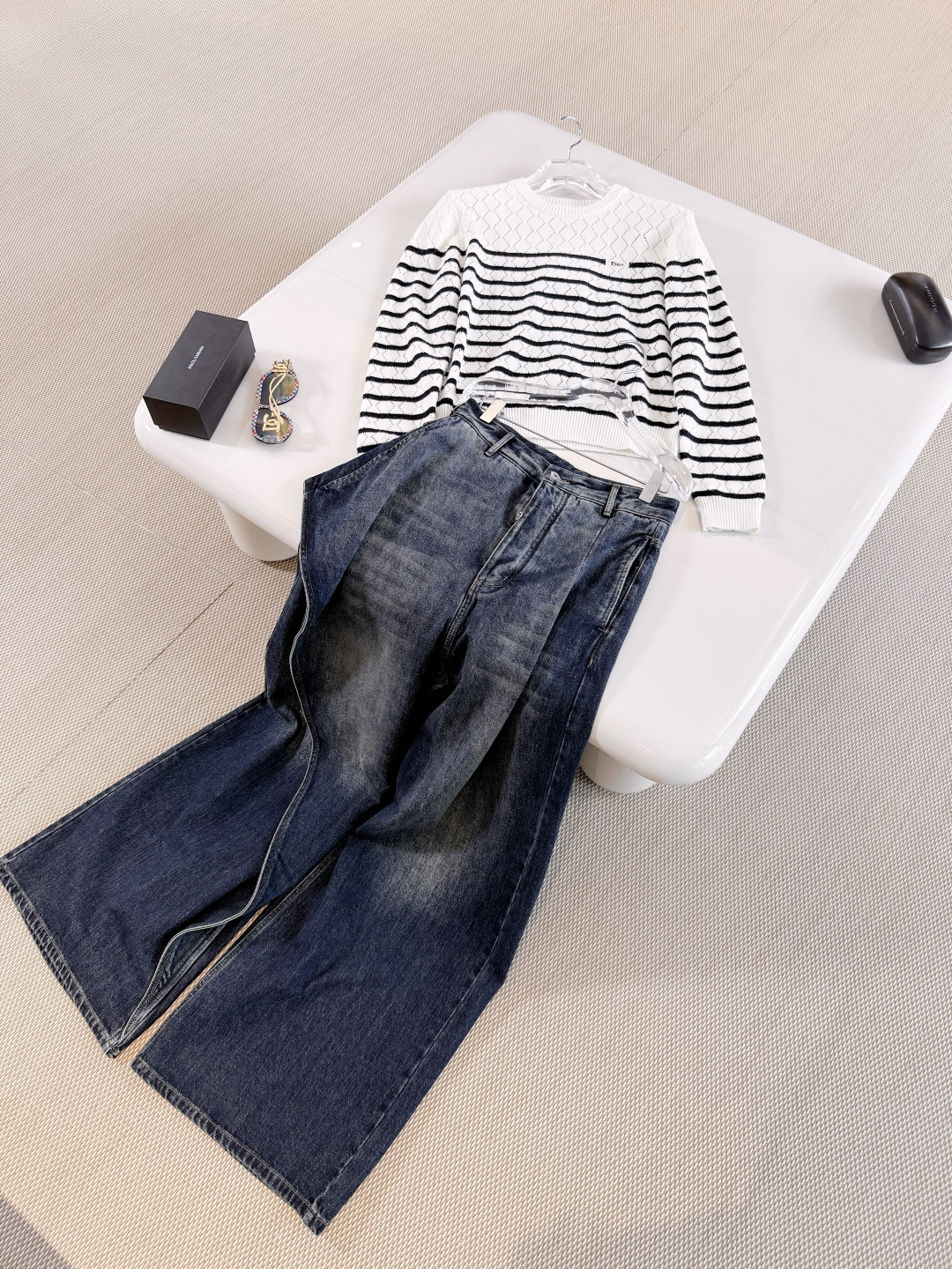 NO:807805,DIO 26W Distressed washed blue jeans with side lace. Elegant flared silhouette with asymmetrical draping effect. Unique, crafted from blue stonewashed cotton denim. Comes with side slant pockets and rear patch pockets. Fashionable upper body,,dior,jeans,19860909DIO 26W 侧边花边做旧水洗蓝牛仔裤 优雅的喇叭形廓形搭配不对称垂褶效果 别具一格、采用蓝色石洗棉质牛仔布精心制作 搭配侧面斜插口袋和后侧贴袋 上身时髦造型,,dior,jeans,,Women's clothing