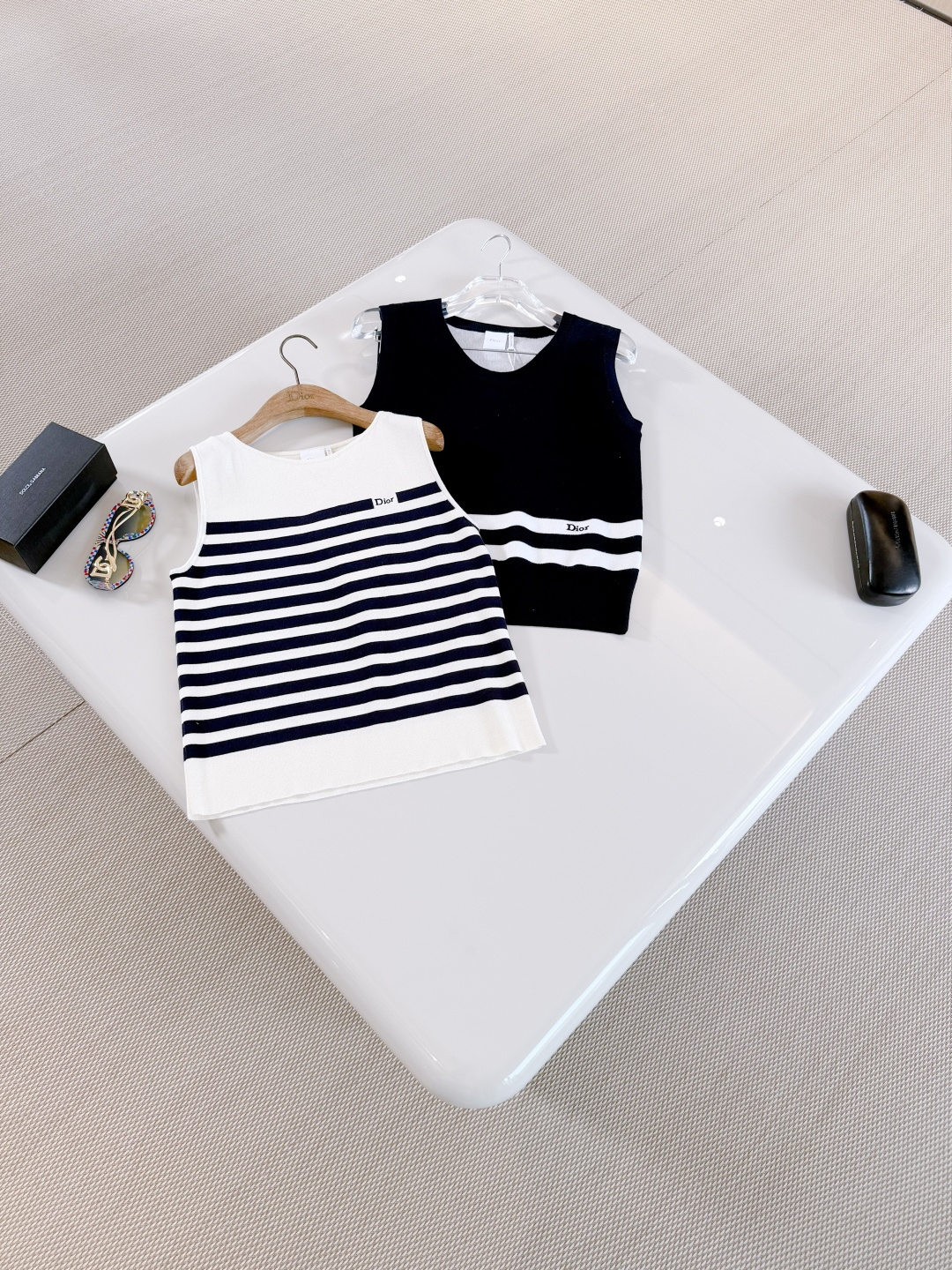 NO:807789,DIO 26W white and blue color-blocked stretch striped knitted vest. White base with dark blue horizontal stripes, simple and recognizable. Soft knitted fabric, close-fitting and comfortable, round neck and sleeveless design. It can be worn alone or layered. Easily switch between fashionable styles, dior,19860909DIO 26W 白蓝拼色弹力条纹针织背心 白色底配深蓝横条纹简约又有辨识度 柔软针织面料贴身舒适、圆领无袖设计 单穿or内搭都OK 轻松切换时髦风格,,dior,,Women's clothing