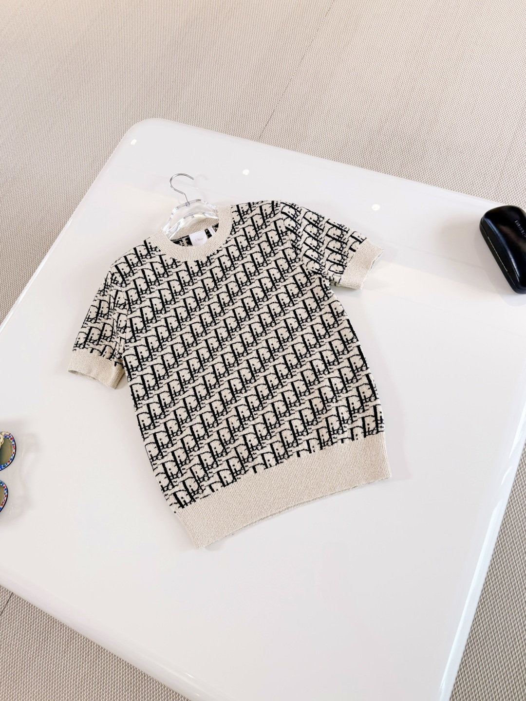 NO:807793,DIO 26W stretch knitted short sleeves with presbyopic texture. Classic Oblique pattern. Very high brand recognition. Soft knitted material is close to the skin and comfortable. Round neck short sleeve design. Off-white and black letters are matched. Low-key and retro high-end, dior, T-shirt,19860909DIO 26W 老花肌理弹力针织短袖 经典Oblique图案 品牌辨识度超高 柔软针织材质贴肤舒适、圆领短袖设计 米白与黑色字母搭配 低调又复古高级,,dior,T-shirt,,Women's clothing