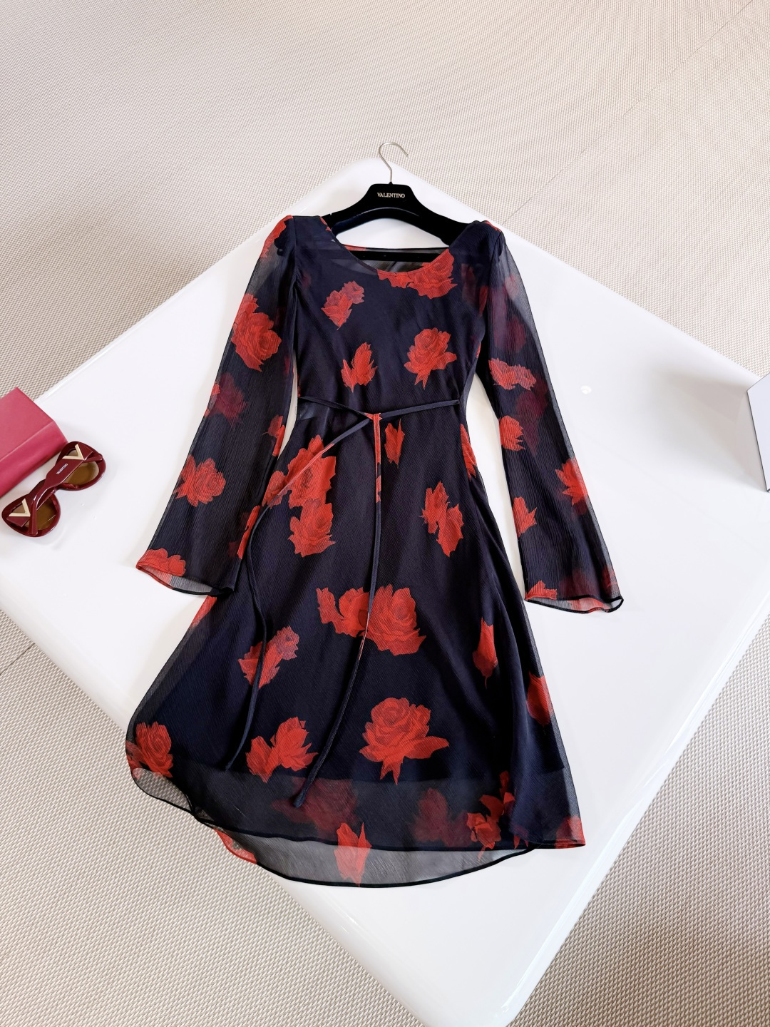 NO:807814,Designer 26W rose print two-piece silk dress with waist and slight flare. Made of mulberry silk. The outer layer is smooth crepe and the inner lining is crepe de chine. It is light, breathable and super comfortable. It has red rose print on a black background. The waist is slim and graceful. It has a French retro atmosphere. Skirts, real silk,19860909设计师 26W 玫瑰印花两件套收腰微喇真丝连衣裙 采用桑蚕丝 外层顺纡绉内衬双绉 轻盈透气超舒适、黑底红玫瑰印花 收腰玲珑有致 法式复古氛围感,,skirts,real silk,,Women's clothing