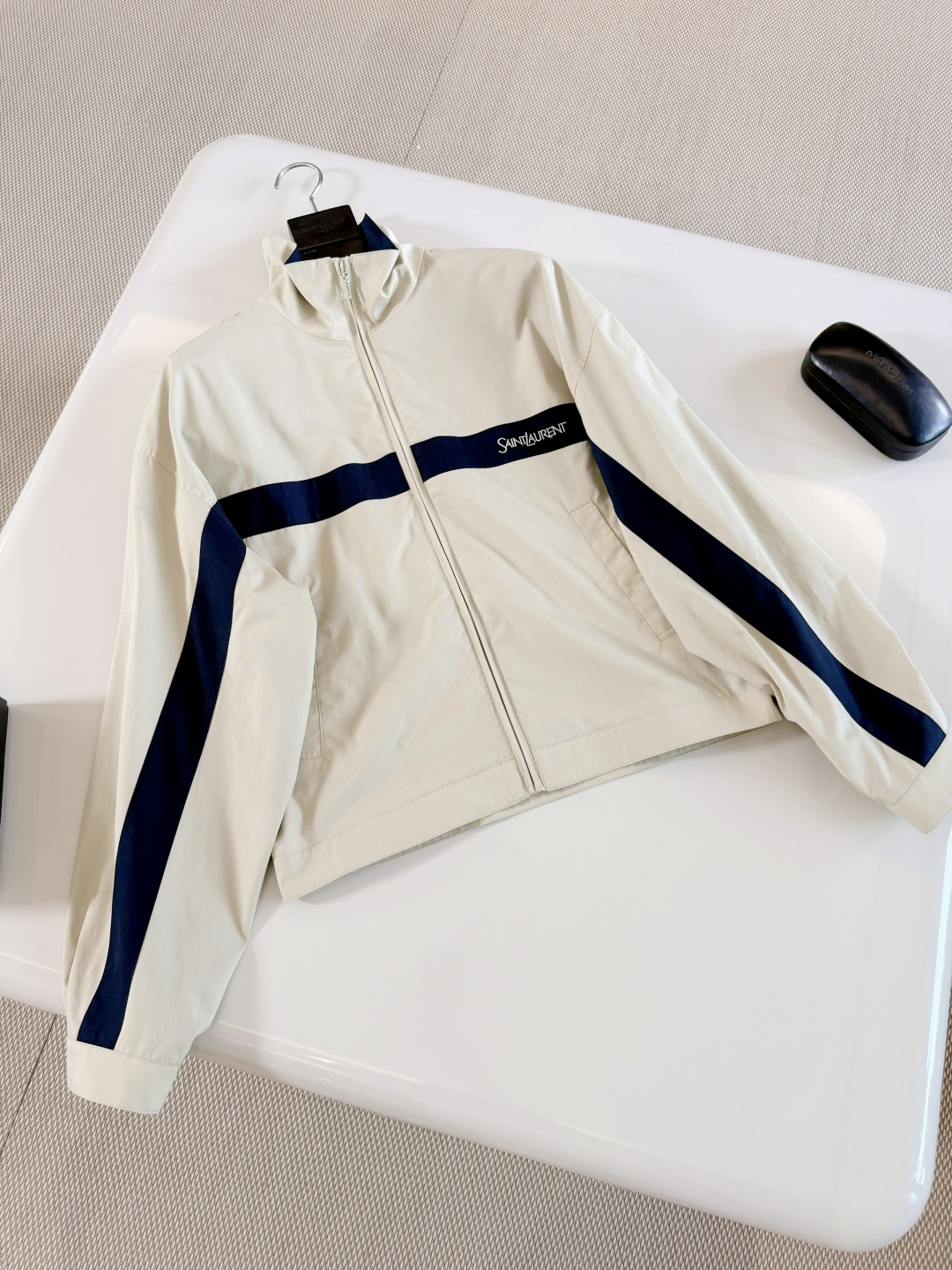 NO:807787,SLP 26W contrasting color sports stand-up collar Gaardani casual jacket, beige body, dark blue stand-up collar, retro sports style, dark blue stripes on the chest with gold embroidered logo, high brand recognition, zipper closure, double side hand pockets, both design and practicality,,loro piana,jackets & coats,19860909SLP 26W 撞色运动立领华达尼休闲夹克 米色衣身深蓝立领复古运动风 胸前深蓝条纹配金色刺绣logo 品牌辨识度超高,拉链开合 双侧插手口袋 设计感与实用性兼具,,loro piana,jackets & coats,,Women's clothing