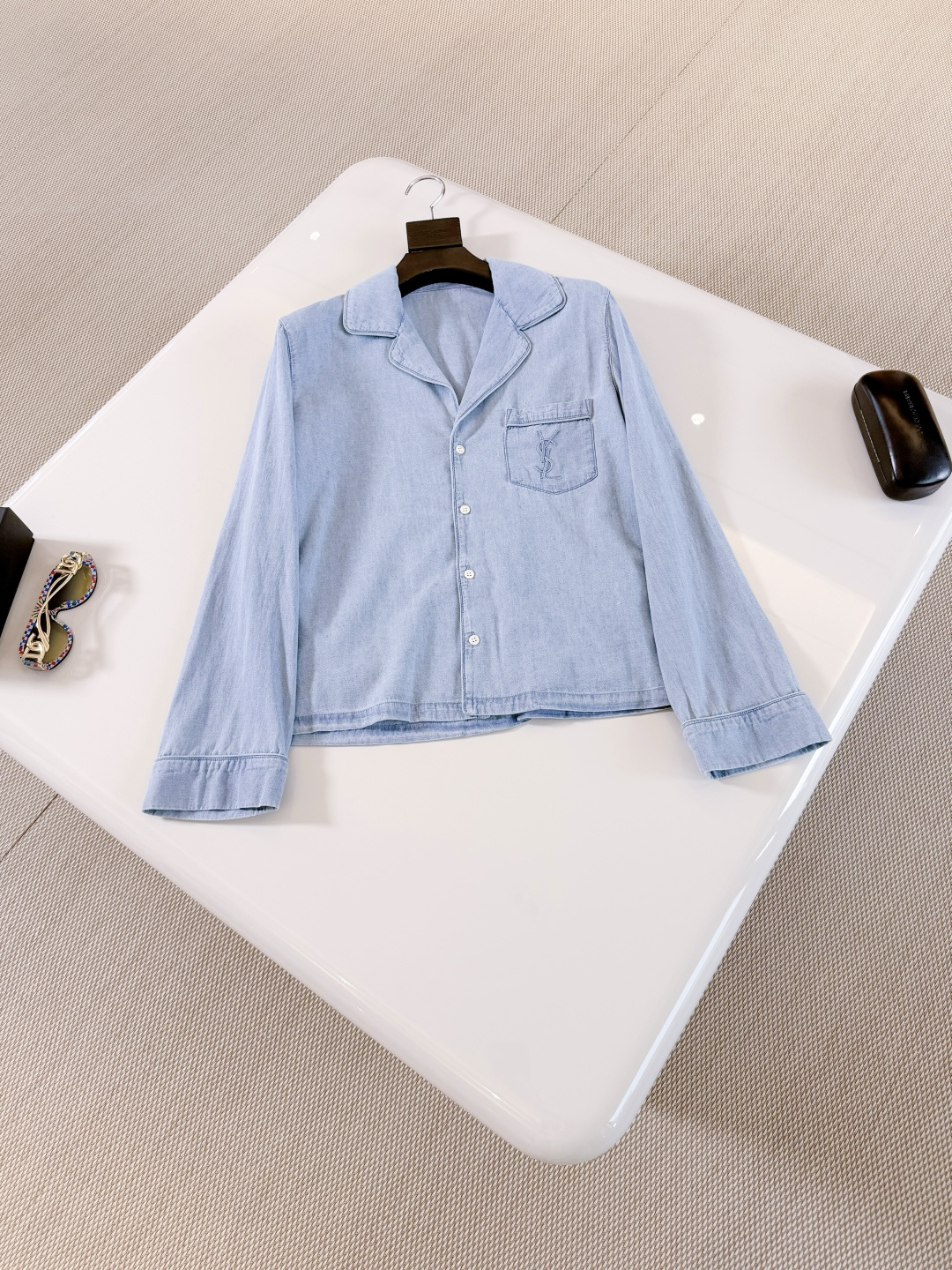 NO:826088,SLP 26W washed denim blue shirt with YSL letter embroidery. Retro washed denim fabric is soft and breathable. French lazy style design. YSL logo embroidered on the lapel and chest has perfect details and a loose fit. It is OK to wear alone or layered. Loro piana, saint laurent, shirts,19860909SLP 26W YSL字母刺绣水洗牛仔蓝衬衫 复古水洗牛仔面料柔软又透气 法式慵懒风设计 翻领胸前刺绣ysl logo细节满分、版型宽松 单穿或叠搭都很OK,,loro piana,saint laurent,shirts,,Women's clothing