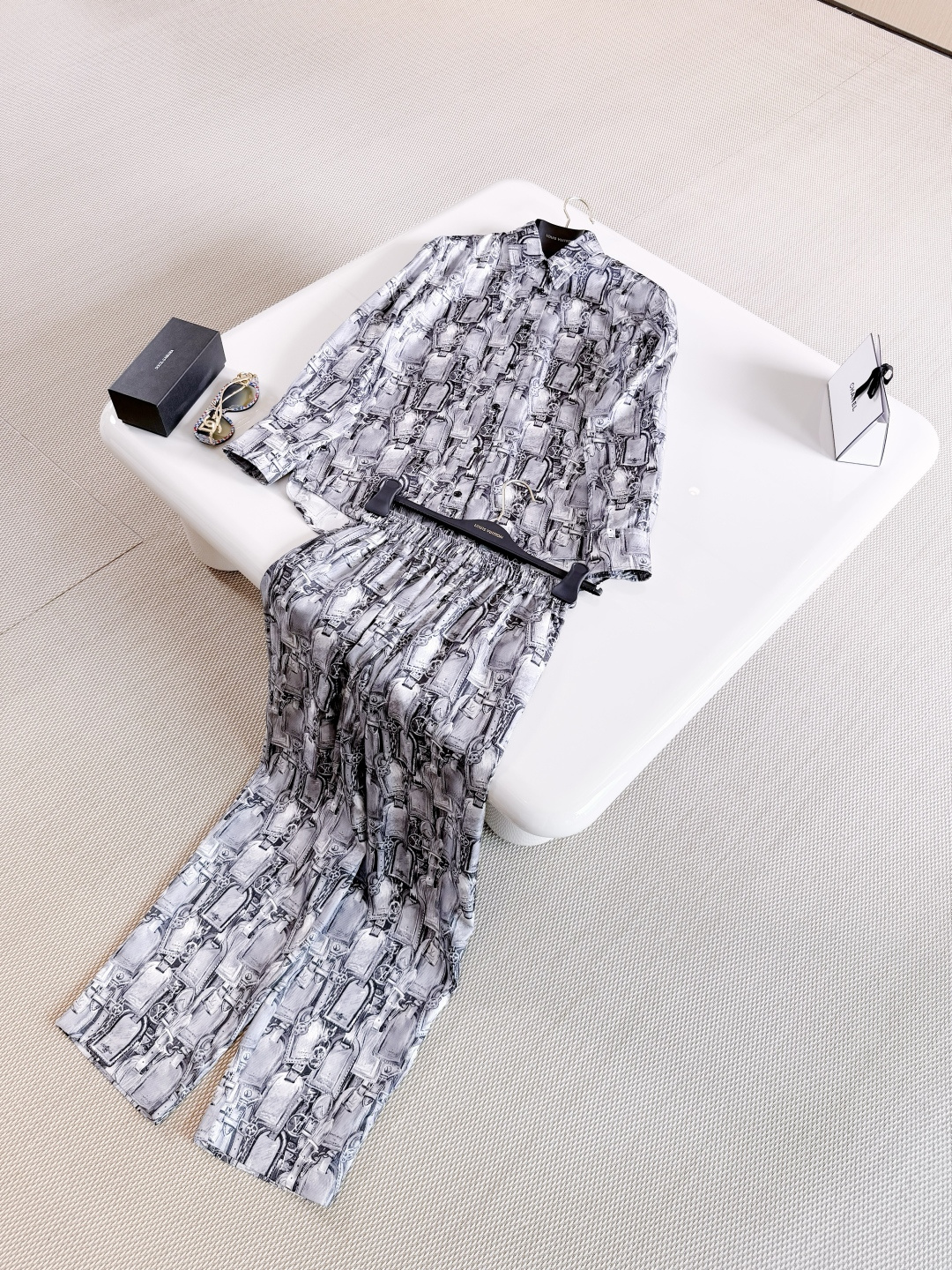 NO:807777,LOUIS 26W Luggage Tag Printed Silk Drawstring Casual Pants. Highlighted by the brand luggage tag print. The gray and blue tones add individual recognition. The loose straight fit has an elasticated drawstring waist. It is comfortable and lazy to wear and makes your legs look longer. Pair it with a series of shirt styles,,louis vuitton,shirts,real silk,19860909LOUIS 26W 行李牌印花真丝抽绳休闲裤 以品牌行李牌印花为亮点 灰蓝色调增添个性辨识度,宽松直筒版型松紧抽绳腰 穿着舒适慵懒又显腿长 搭配系列衬衫造型,,louis vuitton,shirts,real silk,,Women's clothing