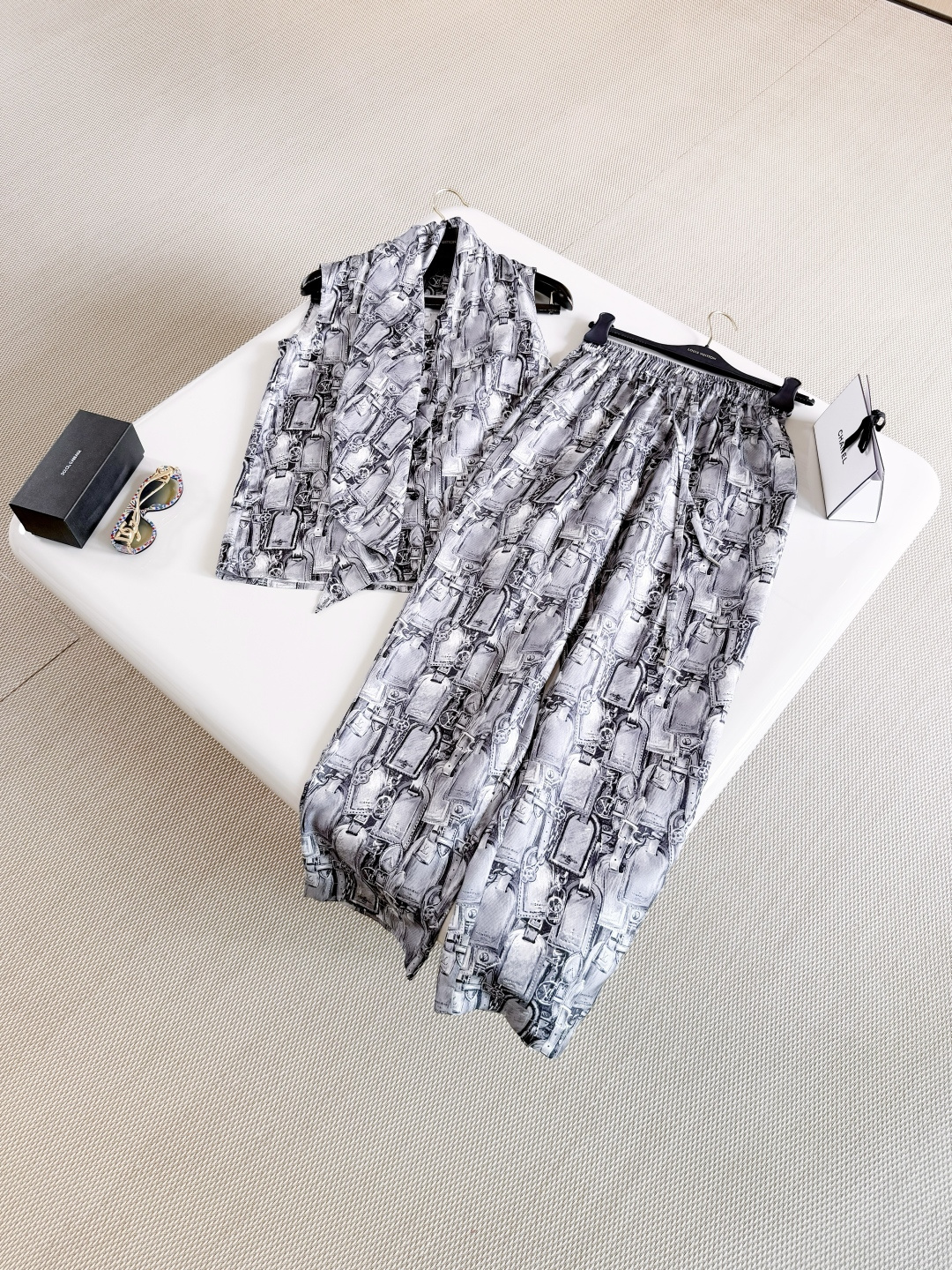 NO:807768,LOUIS 26W Presbyopic luggage tag printed scarf silk vest Monogram printing Gray and black tones are super textured, heavyweight silk is a low-key and luxurious fabric. Comfortable to wear, sleeveless design wraps around the tie and is cut loosely. Wear alone or stacked to easily create a layered look,,louis vuitton,real silk,19860909LOUIS 26W 老花行李牌印花领巾真丝背心 Monogram印花 灰黑色调超有质感,重磅真丝低调又奢华面料 穿着舒适、无袖设计环绕领结宽松剪裁 单穿或叠轻松打造层次感,,louis vuitton,real silk,,Women's clothing