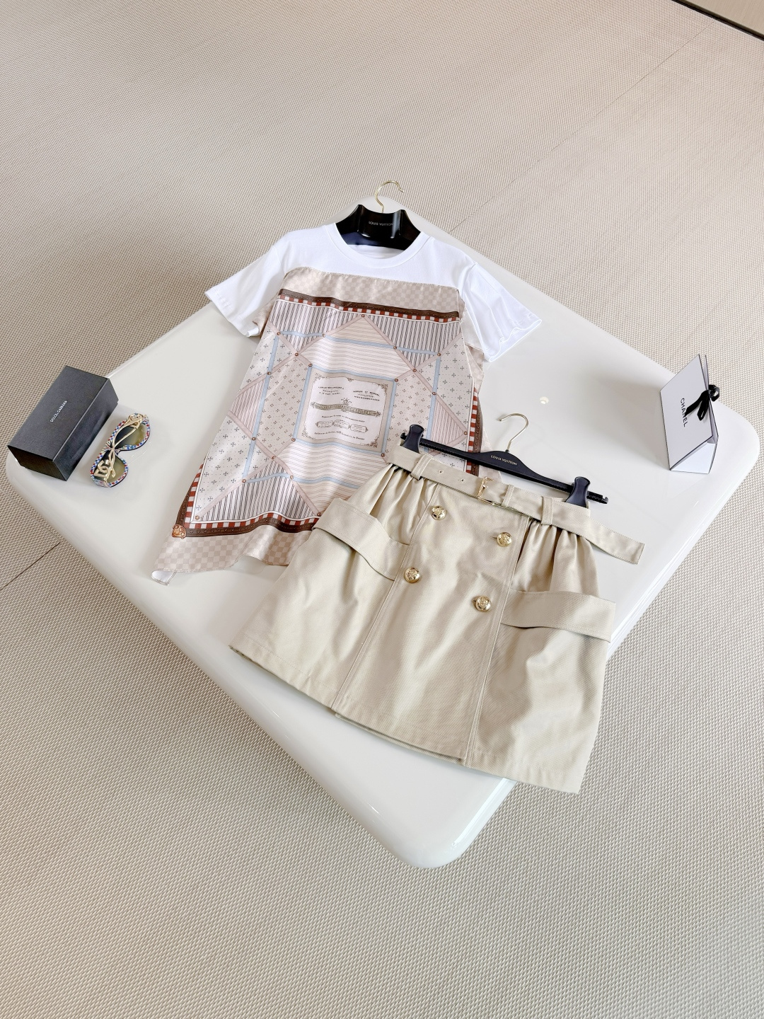 NO:807761,LOUIS 26W khaki double-row anchor gold buckle work skirt. It is made of Gadani silhouette fabric that is wear-resistant and comfortable. I like the cat gold double-breasted belt design with work style double side openings. Practical and stylish!  Any combination of T-shirts/shirts/jackets, Louis Vuitton, skirts, jackets & coats, shirts, tees, t-shirt,19860909LOUIS 26W 卡其色双排船锚金扣工装半裙 采用华达尼廓形面料耐磨又舒适,喜欢猫金色双排扣点缀腰带设计 工装风双侧口 实用又有型！任意搭配系列T恤/衬衫/夹克,,louis vuitton,skirts,jackets & coats,shirts,tees，t-shirt,,Women's clothing
