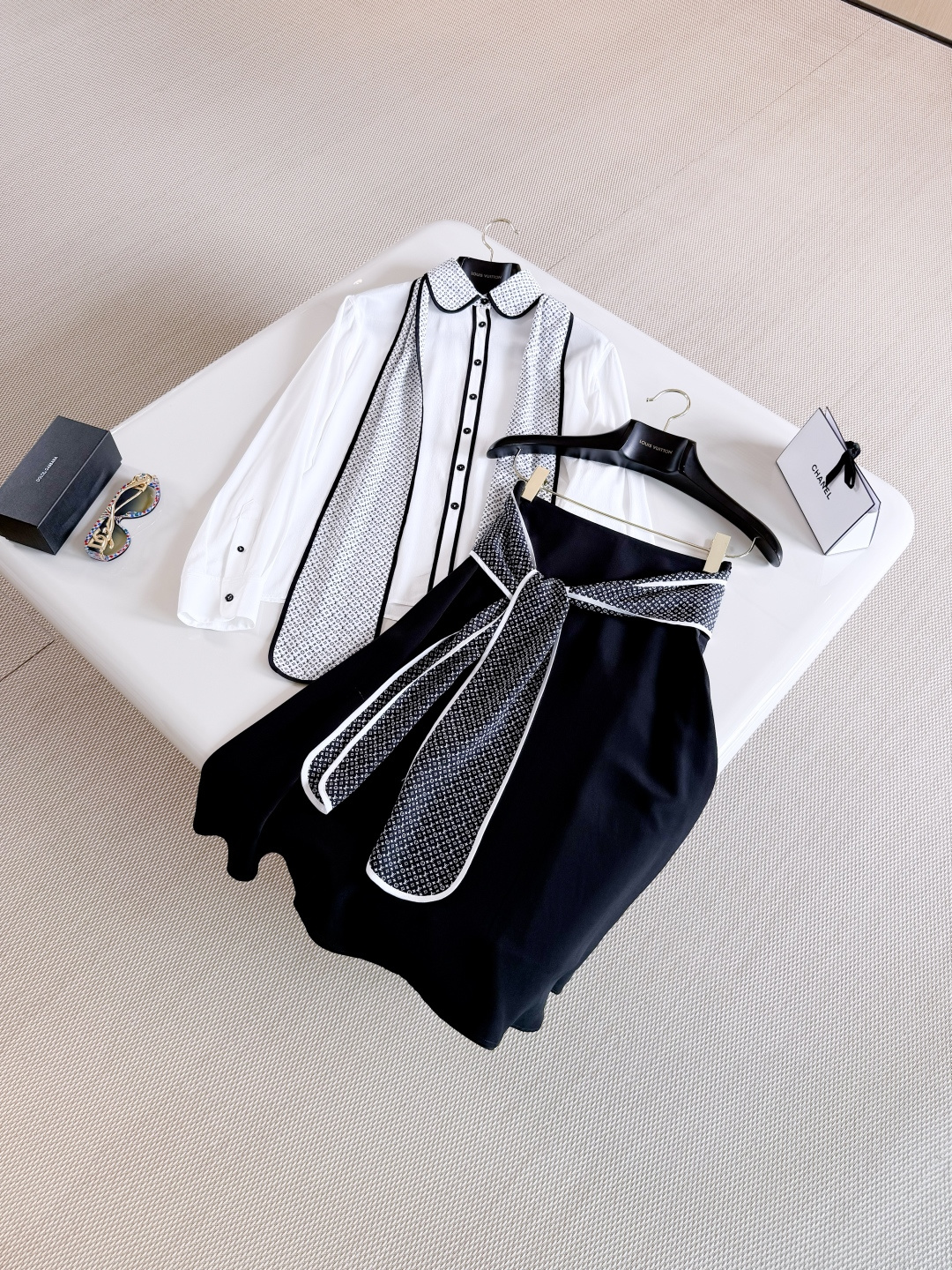 NO:807762,LOUIS 26W Presbyopic side-waist strapped knee-length silk skirt. Made of elegant mulberry silk crepe. It is fastened at the rear with a hidden zipper. The twill silk scarf at the waist is covered with a full-length Mini Monogram pattern. It is elegant and graceful when paired with a shirt. Louis vuitton, skirts, shirts, real silk,19860909LOUIS 26W 老花侧腰绑带及膝真丝半身裙 选用飘逸桑蚕丝绉绸 以隐藏式拉链在后部束紧、腰部的斜纹桑蚕丝巾铺陈全幅Mini Monogram图案 搭配衬衫高贵曼妙,,louis vuitton,skirts,shirts,real silk,,Women's clothing