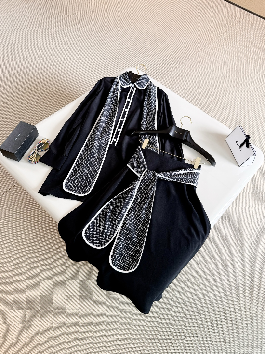 NO:807785,LOUIS 26W Presbyopia silk bow tie black and white long shirt. Made of mulberry silk crepe. The button front and cuffs are outlined with contrasting borders. The pocket Monogram print is used to decorate the round neck and large collar pendants. It is gorgeous and smart.,louis vuitton,shirts,real silk,19860909LOUIS 26W 老花真丝领结黑白长款衬衫 采用桑蚕丝绉绸 为纽扣前襟和袖口勾勒撞色镶边,再以袖珍Monogram印花点缀圆领和大号衣领垂饰、华美灵动,,louis vuitton,shirts,real silk,,Women's clothing