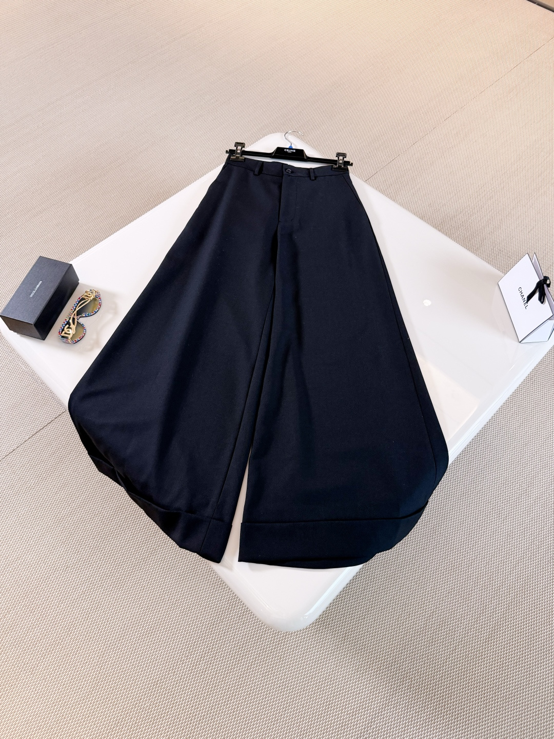NO:808290,CEL 26S wool wide-leg pants with gradient legs and high-waisted trousers. Black trousers can be said to be the hard currency in the wardrobe. They have both high-end texture and versatility. The high-waisted cut lengthens the proportion of the legs to make the legs look taller and slimmer. It has a minimalist and high-end feel. Top quality for sale.19860909CEL 26S 羊毛阔腿裤渐变裤腿高腰西裤 黑色西裤可以说是衣橱里的硬通货 兼具了高级质感与百搭实穿性,高腰剪裁拉长腿部比例显高显瘦 极简高级感 顶级品质发售,,,Women's clothing