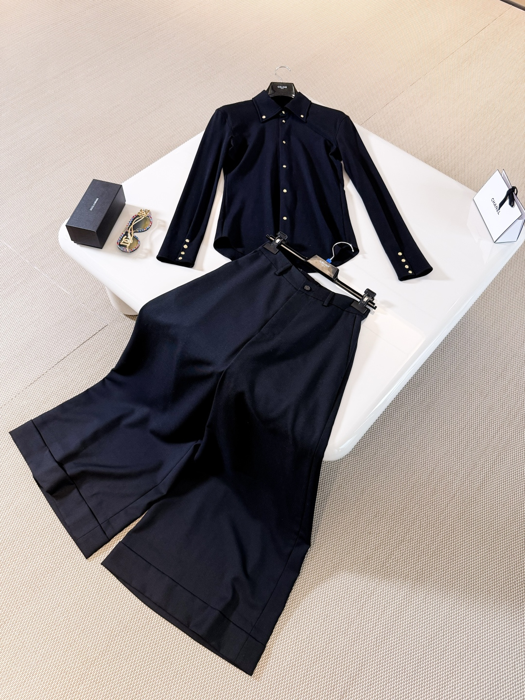 NO:808296,CEL 26W Arc de Triomphe black gold button slim shirt. Simple and elegant anti-wrinkle stretch fabric. Slim cut to outline the body shape. Easily create a paper figure. The Arc de Triomphe metal buckles on the cuffs and collar are super detailed. Fashionable and practical,, shirts,19860909CEL 26W 凯旋门黑金纽扣修身衬衫 简约优雅抗皱弹力面料 修身剪裁勾勒身形 轻松打造纸片人搭配,袖口和领口凯旋门金属扣超有细节感 时髦又实用,,shirts,,Women's clothing