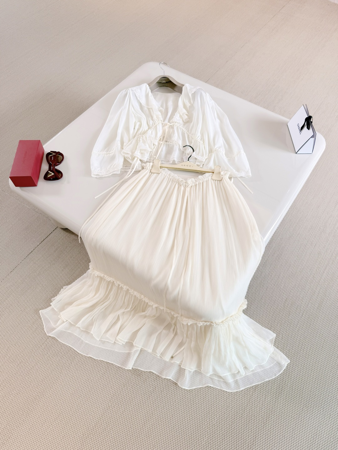 NO:833856,CHL 26W white ruffled silk puff sleeve shirt. French romantic silk light and breathable fabric. V-neck ruffled lace decoration with exquisite details. The cuffs and hem straps are super smart. The waist is cut to modify the figure, elegant and noble.,shirts,real silk,19860909CHL 26W 白色荷叶边真丝泡泡袖衬衫 法式浪漫真丝轻薄透气面料 V领荷叶蕾丝花边装饰细节精致、袖口和下摆绑带设计超灵动 收腰剪裁修饰身形,优雅又高贵,,shirts,real silk,,Women's clothing