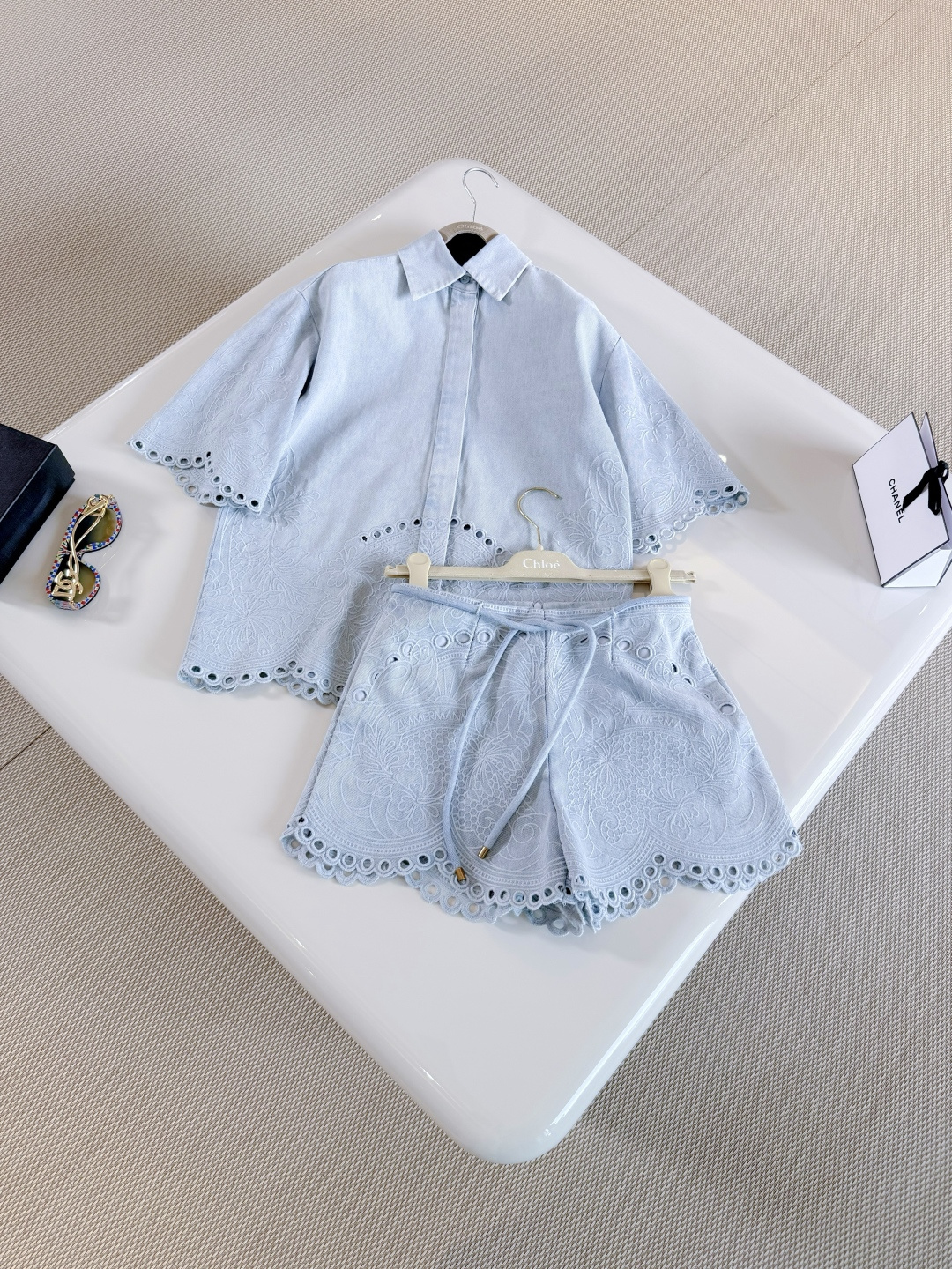 NO:826036,ZIMM 26W light blue denim hollow embroidery vacation suit uses exquisite floral embroidery Daylight, English embroidery lace on the hem, palm tree shell hibiscus flower elements are super romantic, high waist straps, scalloped hem design is exquisite,19860909ZIMM 26W 浅蓝色牛仔镂空刺绣度假套装 采用精致花卉刺绣Daylight 下摆的英式刺绣花边,棕榈树贝壳木槿花元素超浪漫 高腰绑带 扇贝形下摆设计精致感,,,Women's clothing