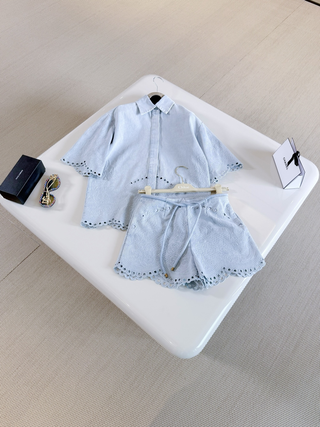 NO:826100,ZIMM 26W Light blue denim hollow embroidery holiday suit Daylight series denim shirt Washed cotton denim is light and breathable, English embroidery lace on the cuffs and hem Palm tree shell hibiscus flower elements are super romantic The scalloped hem is exquisite and sweet,,shirts,19860909ZIMM 26W 浅蓝色牛仔镂空刺绣度假套装 Daylight 系列牛仔衬衫 水洗棉牛仔布轻盈透气、袖口和下摆的英式刺绣花边 棕榈树贝壳木槿花元素超浪漫 扇贝形下摆精致甜美,,shirts,,Women's clothing