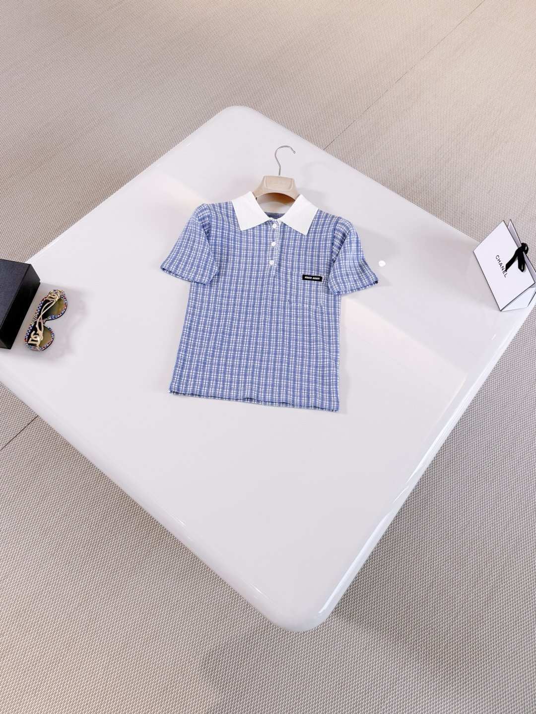 NO:826029,MIU 26W blue plaid fine cashmere knitted Polo shirt. The elegant color combination uses fine interactive knitting technology to define the classic plaid pattern and feminine silhouette. The distinctive polo neckline design evokes memories of the classic childhood wardrobe,,miumiu,19860909MIU 26W 蓝色格纹细腻羊绒针织Polo衫 优雅色彩搭配以精细的交互针织工艺定义经典格纹图案和女性化剪影,鲜明的polo领口设计 唤起经典童年衣橱的回忆,,miumiu,,Women's clothing