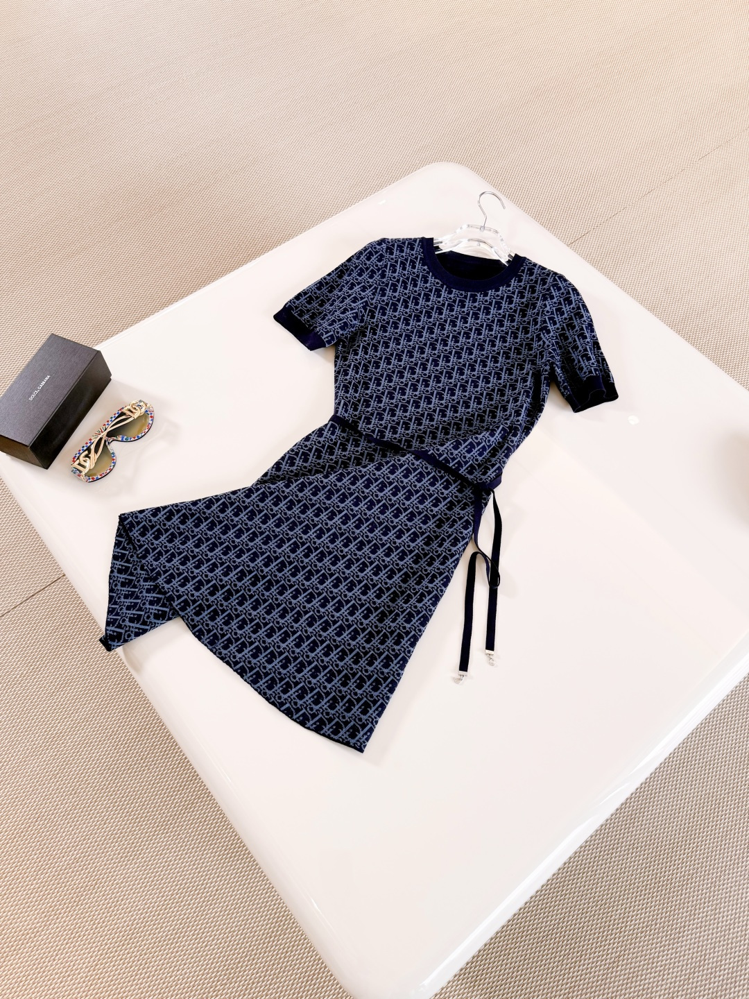 NO:826053,DIO 26S three-color presbyopic belted knitted dress. The dress shows elegance and casual style. Made of navy blue fabric. Decorated with Oblique print, flared silhouette. Unique with grosgrain belt. Decorated with bow and silver-finished metal C and D initials. Highlights the waist curve. Top quality sale, dior, skirts,19860909DIO 26S 三色老花腰带针织连衣裙 连衣裙彰显优雅气质与休闲风范 海军蓝色面料制作 饰以Oblique印花,喇叭形廓形 搭配罗缎腰带别具一格 饰以蝴蝶结和银色饰面金属C和D首字母 突显腰部曲线 顶级品质发售,,dior,skirts,,Women's clothing