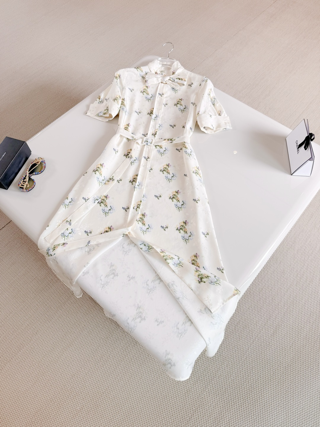 NO:827730,DIO 26S floral lapel bow tie floral silk dress. Mid-length dress highlights Secret Garden pattern. Inspired by classic floral tapestries, exuding poetry and sophistication. Carefully crafted from off-white mulberry silk twill fabric. Decorated with multi-color patterns. Top quality for sale, dior, skirts, real silk,19860909DIO 26S 花卉翻领蝴蝶领结花卉真丝连衣裙 中长款连衣裙突显Secret Garden图案 灵感源自经典花卉挂毯,散发诗意与精致高雅的气息采用米白色桑蚕丝斜纹面料精心制作 饰以多色图案 顶级品质发售,,dior,skirts,real silk,,Women's clothing
