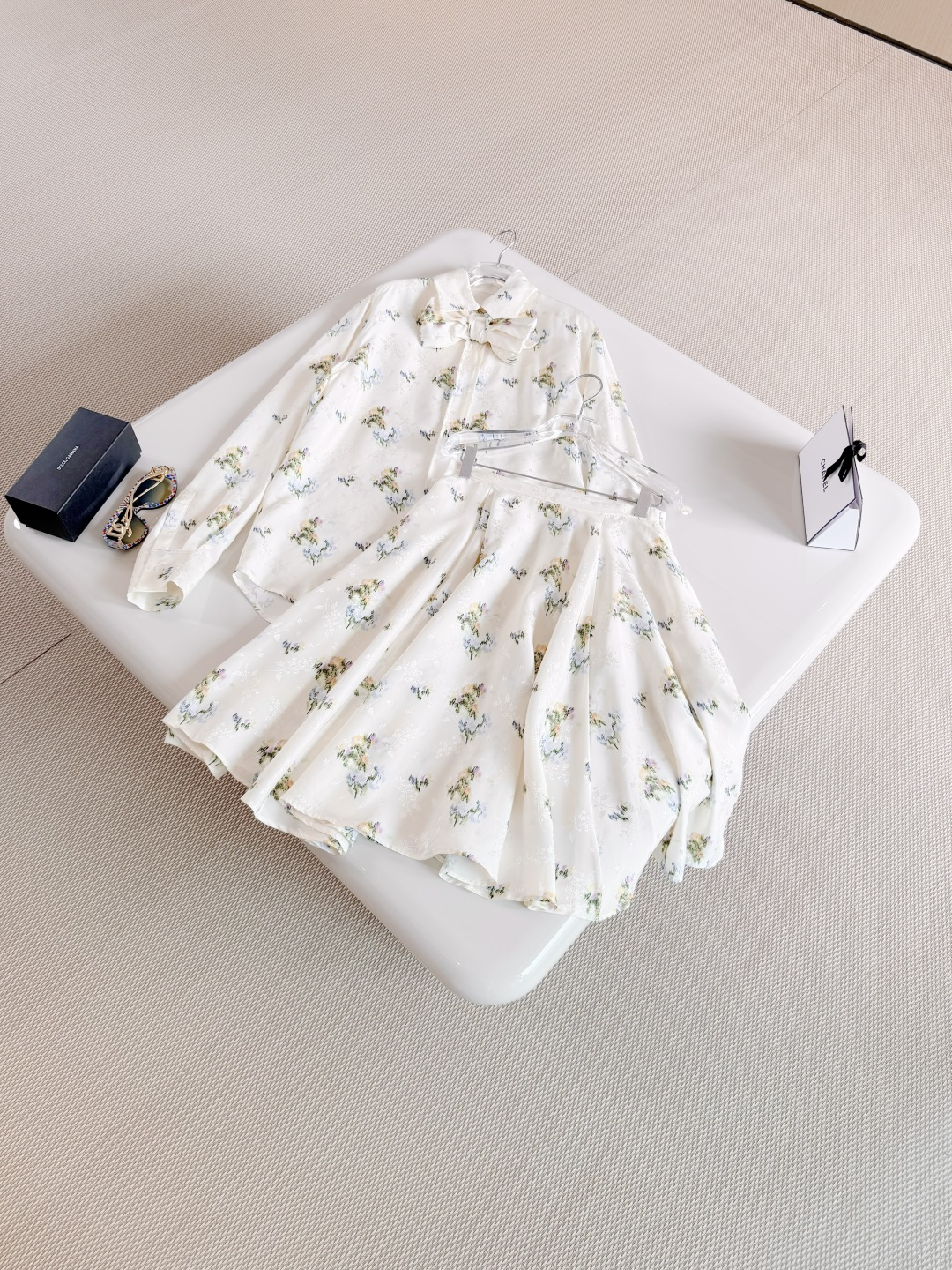 NO:827712,DIO baby 26S bow tie floral silk shirt and skirt suit. The shirt highlights the Secret Garden pattern. Inspired by the classic floral tapestry. It exudes poetry and sophistication. It is carefully made of off-white mulberry silk twill fabric. Top quality for sale, dior, skirts, shirts, real silk,19860909DIO baby 26S 蝴蝶领结花卉真丝衬衫半裙套装 衬衫于突显Secret Garden 图案 灵感源自经典花卉挂毯 散发诗意与精致高雅的气息,米白色桑蚕丝斜纹面料精心制作 顶级品质发售,,dior,skirts,shirts,real silk,,Women's clothing