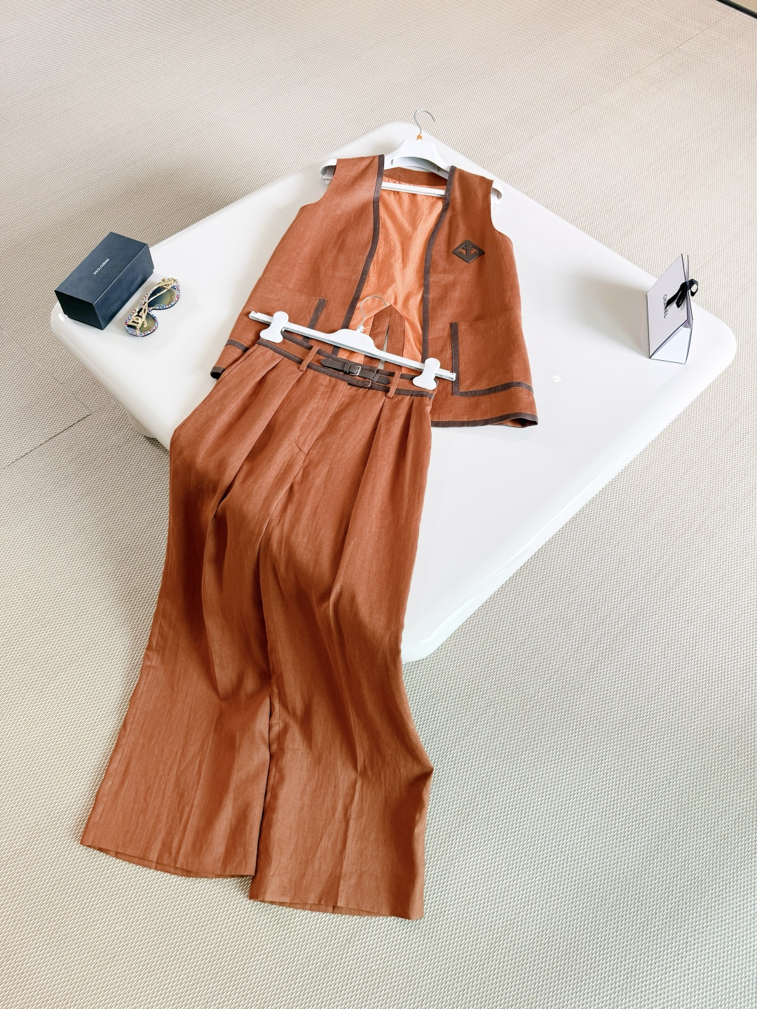 NO:827665,HER 26W 1930's classic orange cotton and linen vest and trousers suit. High-quality cotton and linen silhouette fabric. Hermes orange and brown trim depict the outline, and the three-dimensional genuine leather geometric pattern on the chest is a replica of the design from a century ago, paying tribute to long-termism. A cross-era item, hermes,19860909HER 26W 1930年经典橙棉麻马甲西裤套装 高品质棉麻廓形面料 爱马橙拼棕色边饰描绘轮廓、胸前立体真皮几何图案 复刻百年前设计,致敬长期主义 跨时代单品,,hermes,,Women's clothing