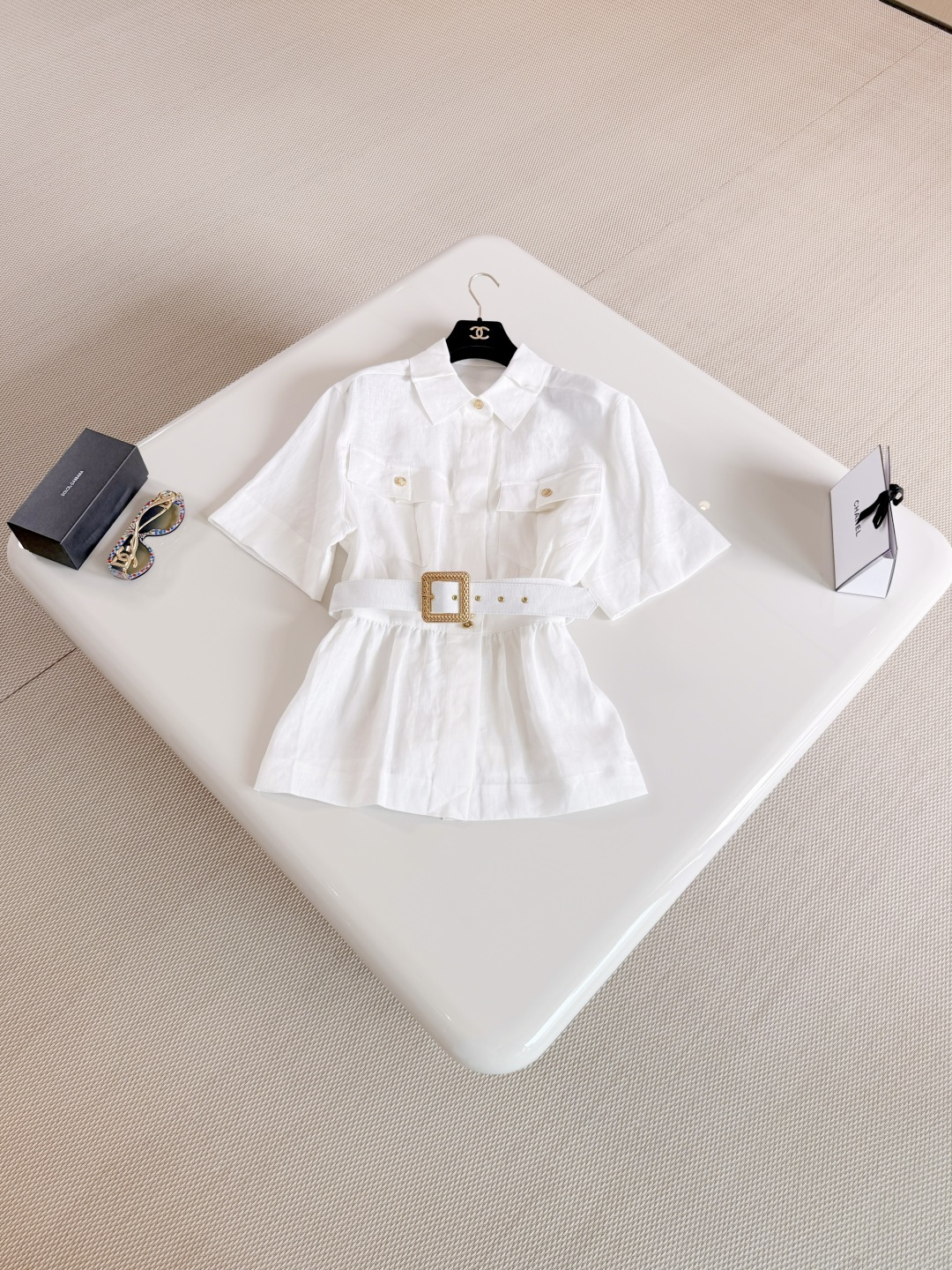 NO:827673,CHA 26W Medieval style platinum cotton and linen silhouette belt top, cotton and linen silhouette design, short-sleeved three-dimensional lace lapel design, gold buttons and belt details are ultra-exquisite and adjustable, easily highlight the waistline, smart and elegant,, T-shirt,19860909CHA 26W 中古风白金棉麻廓形腰带上衣 棉麻廓形设计 短袖立体花边翻领设计,金色纽扣和腰带细节超精致可调节 轻松凸显腰线 干练又优雅,,T-shirt,,Women's clothing