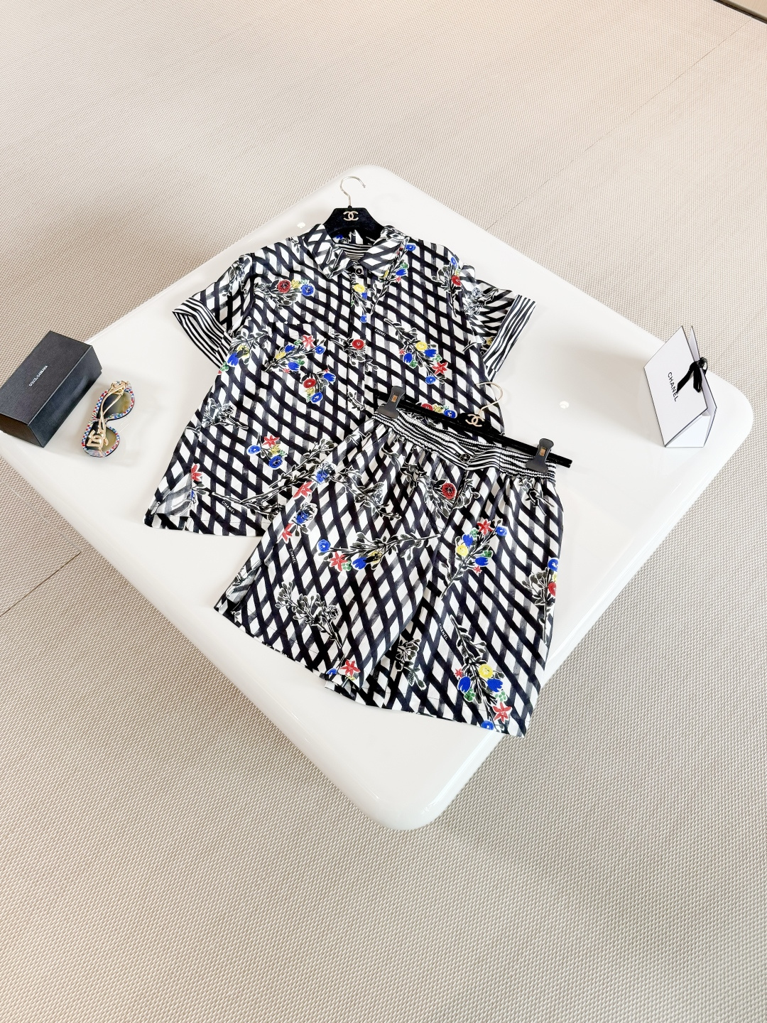 NO:827704,CHA 26P Vacation Diamond pattern colorful floral casual suit Printed shorts black and white geometric plaid floral pattern Elegant and fashionable post-modern, silk light fabric Waist stripes spliced ​​with metal buttons High waist elastic casual fashionable silhouette suit,,shorts,real silk,19860909CHA 26P度假 菱格纹彩色花卉休闲套装 印花短裤黑白几何格纹花卉图案 优雅又时髦后现代、真丝轻薄面料 腰部条纹拼接金属纽扣 高腰弹力休闲时髦廓形套装,,shorts,real silk,,Women's clothing