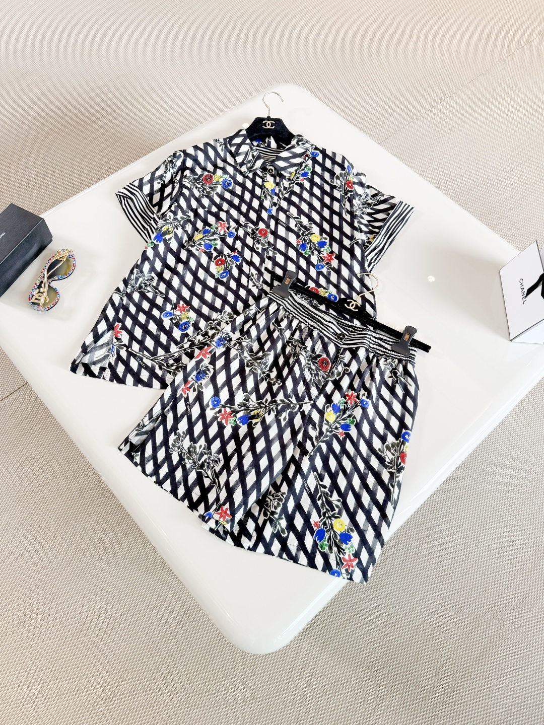 NO:827684,CHA 26P Vacation Diamond pattern colorful floral casual suit Printed shirt black and white geometric plaid floral pattern Silk light and smooth black and white floral print, retro and fashionable Short-sleeved lapel design can be easily used in daily or light formal occasions, shirts, T-shirt, real silk,19860909CHA 26P度假 菱格纹彩色花卉休闲套装 印花衬衫黑白几何格纹花卉图案 真丝轻盈柔滑黑白花卉印花、复古又时髦 短袖翻领设计 日常或轻正式场合都能轻松驾驭,,shirts,T-shirt,real silk,,Women's clothing