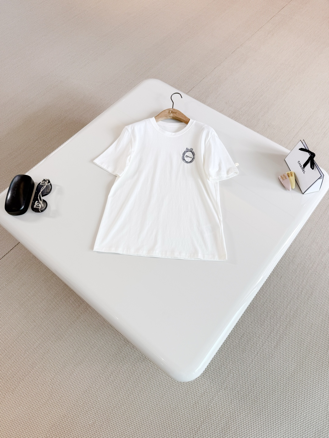 NO:832014,DIO 26S Rococo style embroidered white cotton T-shirt. White short-sleeved T-shirt. Made of high-quality pure cotton. Soft and comfortable. Brand logo on the chest + Rococo Medaillon badge printing. Simple and recognizable. Loose cut. Top quality for sale, dior, T-shirt, tees, t-shirt,19860909DIO 26S 洛可可风刺绣白色棉质T恤 白色短袖T恤 采用高品质纯棉 柔软舒适,胸前品牌标志+洛可可洛Medaillon徽章印花 简约又有辨识度 宽松剪裁 顶级品质发售,,dior,T-shirt,tees，t-shirt,,Women's clothing