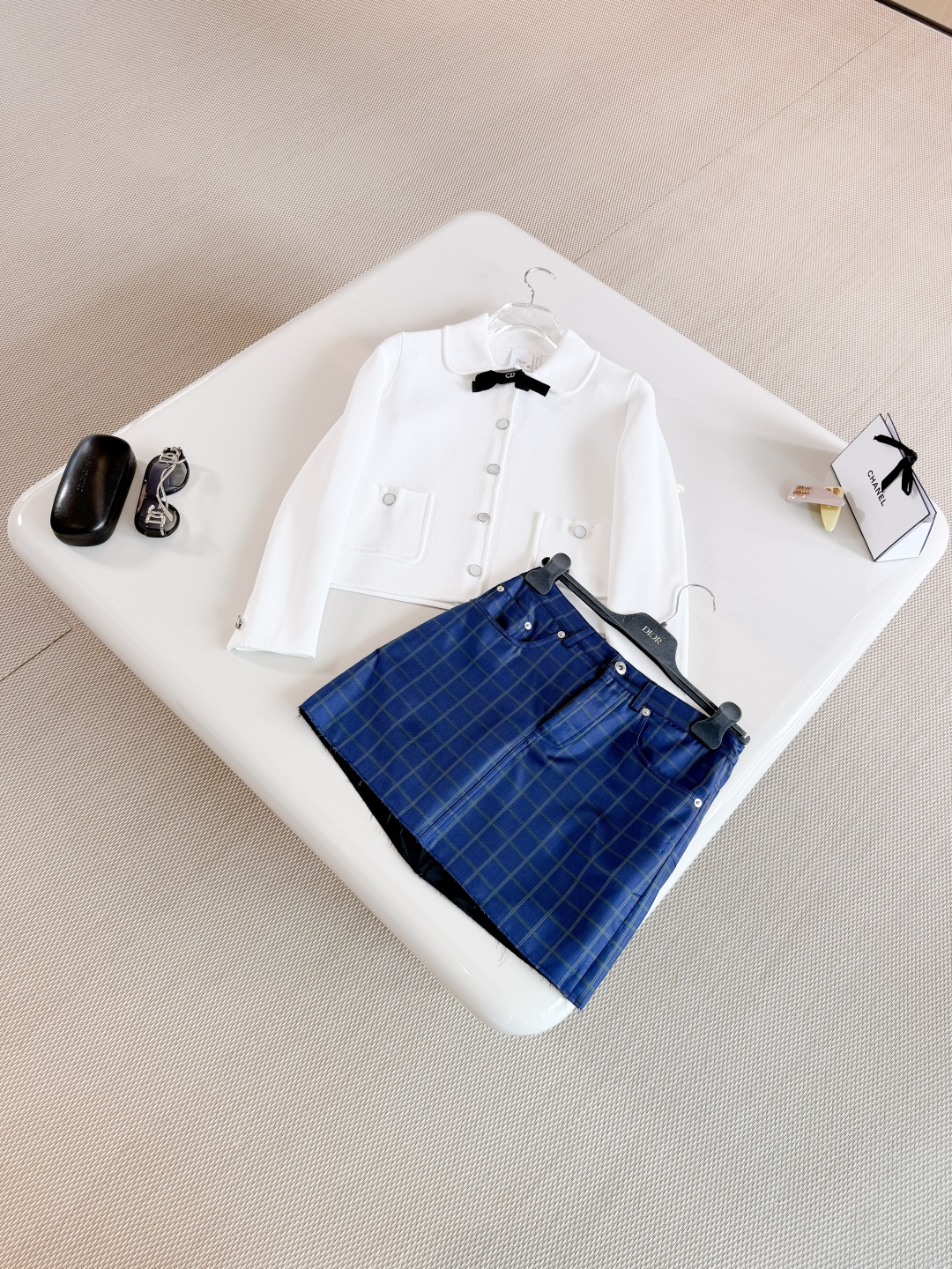 NO:832036,DIO 26S Bow-tie stretch knitted cardigan with mother-of-pearl buttons. The short jacket is crafted from off-white technical knitted fabric. Regular fit. The collar is embellished with a grosgrain bow and a silver-finished metal CD logo enhances style. Can create an elegant look, dior, jackets & coats,19860909DIO 26S 蝴蝶领结贝母扣弹力针织开衫 短款外套采用米白色科技针织面料精心制作 常规版型,衣领饰以罗缎蝴蝶结点缀以银色饰面金属CD 标志提升格调 可打造高雅的造型,,dior,jackets & coats,,Women's clothing