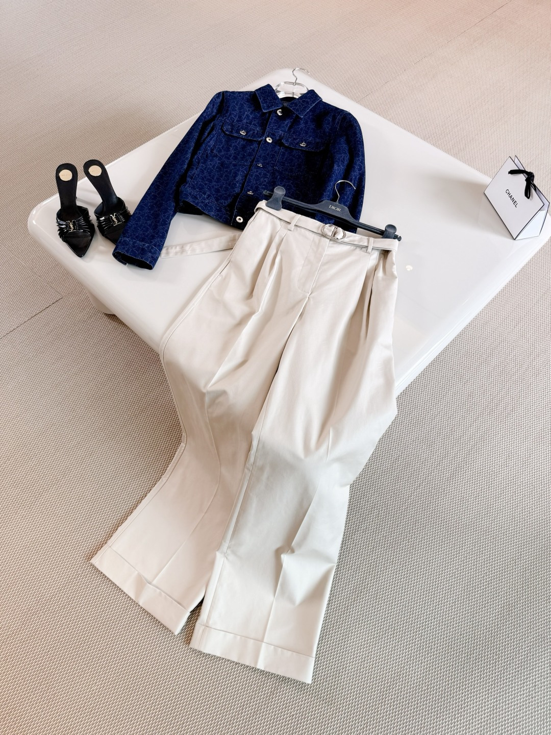 NO:835680,DIO 26S Gabardine rice-colored high-waisted trousers. The high-waisted wide-leg trousers are made of light beige suit fabric. Perfect drape. Loose wide-leg design, elastic waist + CD belt. Modify the waistline and practical. Lazy and high-end feel. Easy to get. Top quality sale, dior, business suit,19860909DIO 26S 华达呢米咖色高腰西裤 高腰垂感阔腿裤采用浅米色西装面料 垂坠感满分 宽松阔腿设计,腰部松紧+CD腰带 修饰腰线又实用 慵懒高级感轻松get 顶级品质发售,,dior,business suit,,Women's clothing