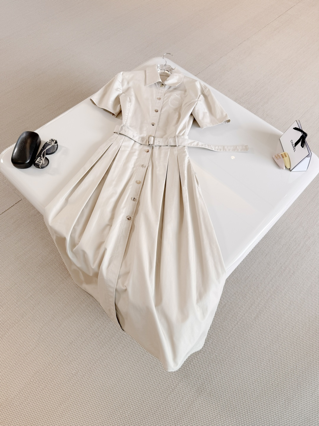 NO:835646,DIO 26S Rococo emblem printed belt dress embellished with tonal Medaillon logo patch embroidery. Crafted from beige cotton blend gabardine, the elegant flared silhouette is enhanced by a tonal belt with a silver-finish metal belt buckle. Top quality available, dior, skirts,19860909DIO 26S 洛可可徽章印花腰带连衣裙 饰以同色调Medaillon标志补丁刺绣 采用米色棉质混纺华达呢面料精心制作,优雅的喇叭形廓形搭配带有银色饰面金属腰带扣的同色调腰带提升格调 顶级品质发售,,dior,skirts,,Women's clothing
