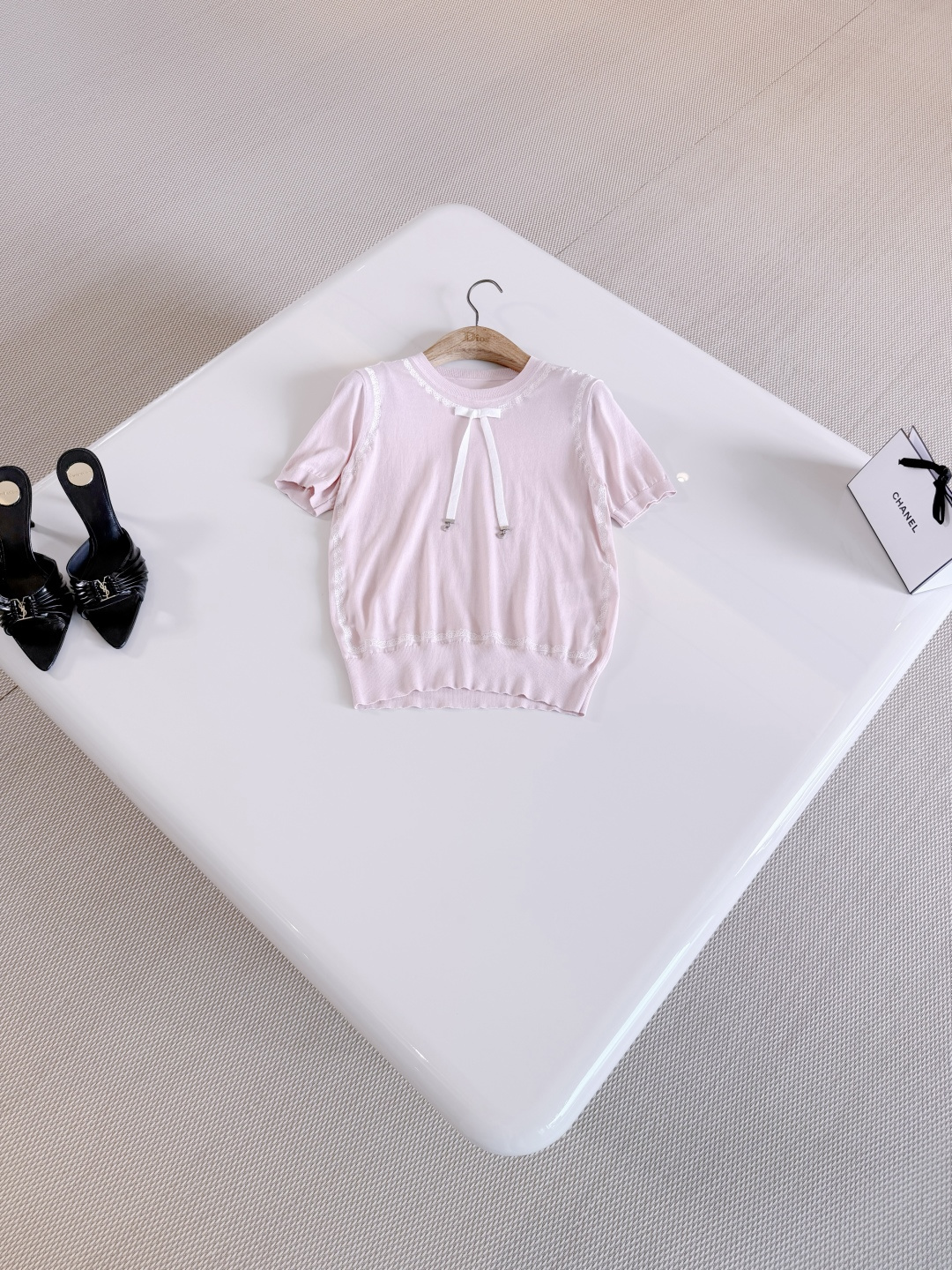 NO:835634,DIO 26S three-dimensional CD bow pink lace sweater. Carefully crafted from pink mulberry silk knitted fabric. Regular fit. Decorated with off-white lace details on the front and grosgrain bow on the collar. Embellished with the initials C and D in silver-finished metal. Ribbed details make it more refined. Top-quality sale, dior,19860909DIO 26S 立体CD蝴蝶结粉色蕾丝花边针织衫 采用粉色桑蚕丝针织面料精心制作 常规版型 正面饰以米白色蕾丝细节,衣领饰以罗缎蝴蝶结 点缀以银色饰面金属C和D首字母 搭配罗纹细节更显精致 顶级品质发售,,dior,,Women's clothing