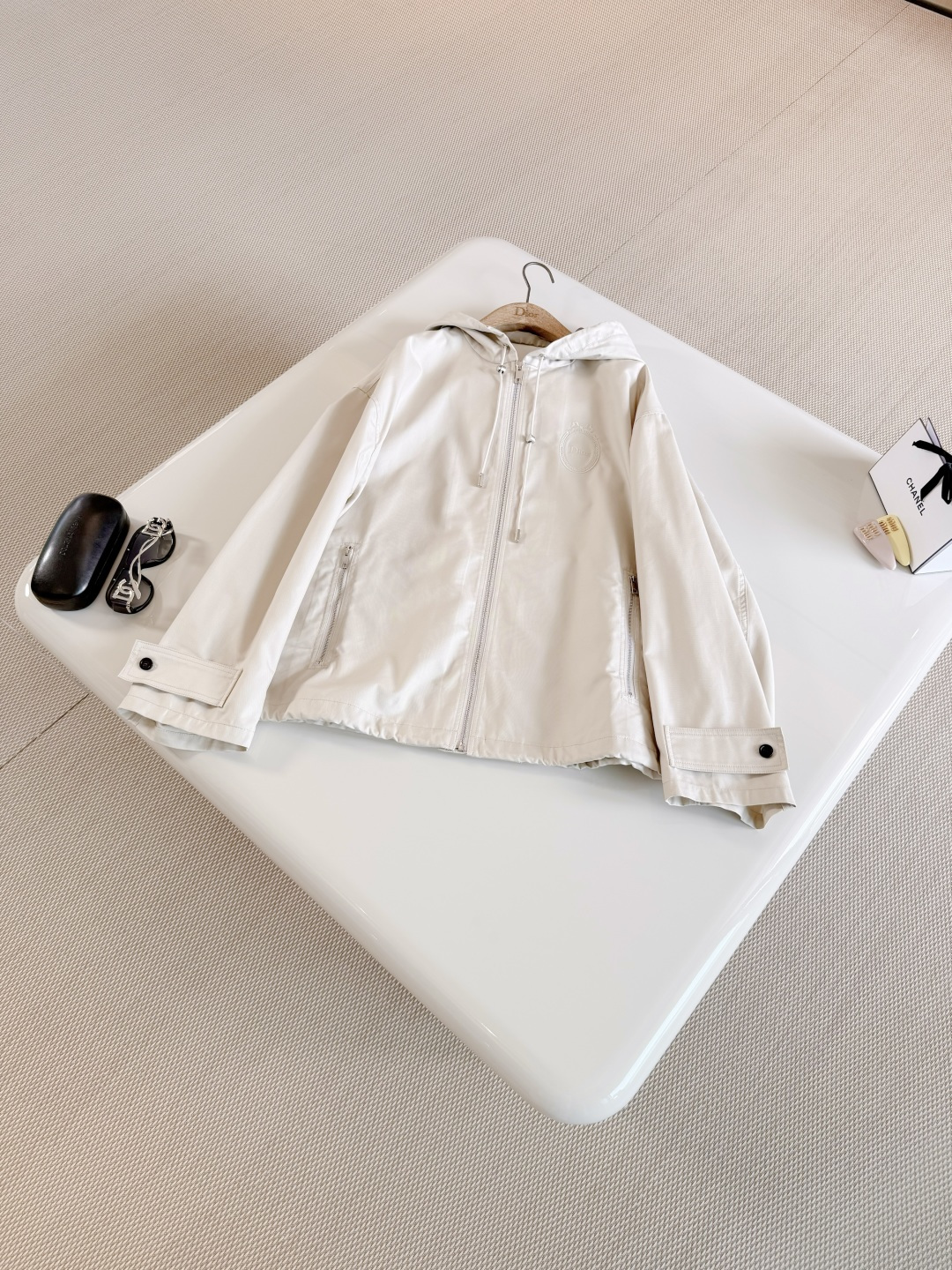 NO:835627,DIO 26S Rococo emblem printed hooded drawstring jacket Khaki hooded windbreaker Lightweight windproof fabric Simple design + rococo emblem embroidery, full of brand sense Hood + zipper, practical and fashionable Loose fit Top quality sale, dior, jackets & coats, hats,19860909DIO 26S 洛可可徽章印花连帽抽绳外套 卡其色连帽风衣 轻便防风面料 简约设计+洛可可徽章刺绣,品牌感满满 连帽+拉链,实用又时髦 宽松版型 顶级品质发售,,dior,jackets & coats,hats,,Women's clothing