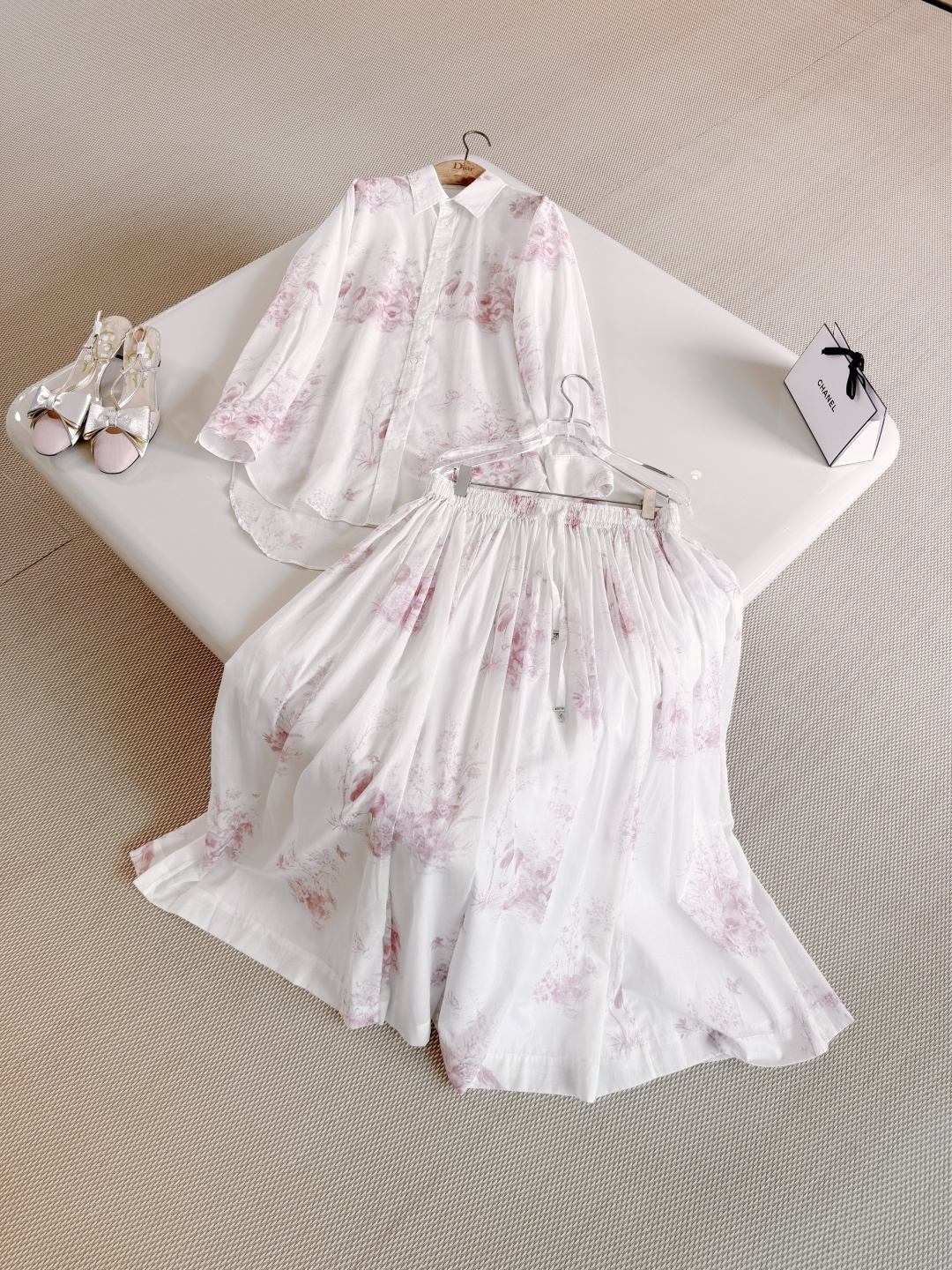 NO:835041,DIO 26W flamingo flower print shirt and skirt suit. Silk cotton fabric is light and breathable. Off-white base with pink flowers. French romantic atmosphere. Mid-length elastic waist pleated design with layering and drape. Elegant and smart, dior, skirts, shirts,19860909DIO 26W 火烈鸟花卉印花衬衫半裙套装 丝绵面料轻盈透气 米白底配粉色花卉 法式浪漫氛围感,中长款弹力腰围褶皱设计层次感和垂坠感都ok 优雅又灵动,,dior,skirts,shirts,,Women's clothing
