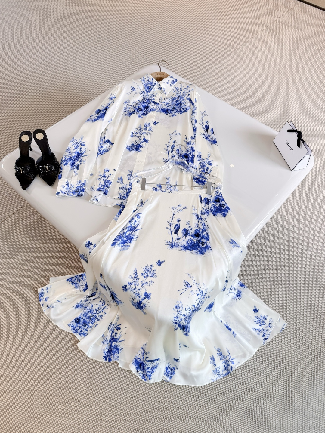 NO:835055,DIO 26W Jouy printed silk satin shirt skirt suit FloralGarden is made of white and forget-me-not blue satin mulberry silk. The elegant flared silhouette is more refined. Inspired by the decorative art of the 18th century. It pays tribute to flowers and nature with a poetic style,, dior, skirts, shirts, real silk,19860909DIO 26W 茹伊印花真丝缎衬衫半裙套装 FloralGarden采用白色和勿忘我蓝缎面桑蚕丝 优雅的喇叭形廓形更显精致 灵感源自18世纪的装饰艺术 以诗意风格致敬花卉与大自然,,dior,skirts,shirts,real silk,,Women's clothing