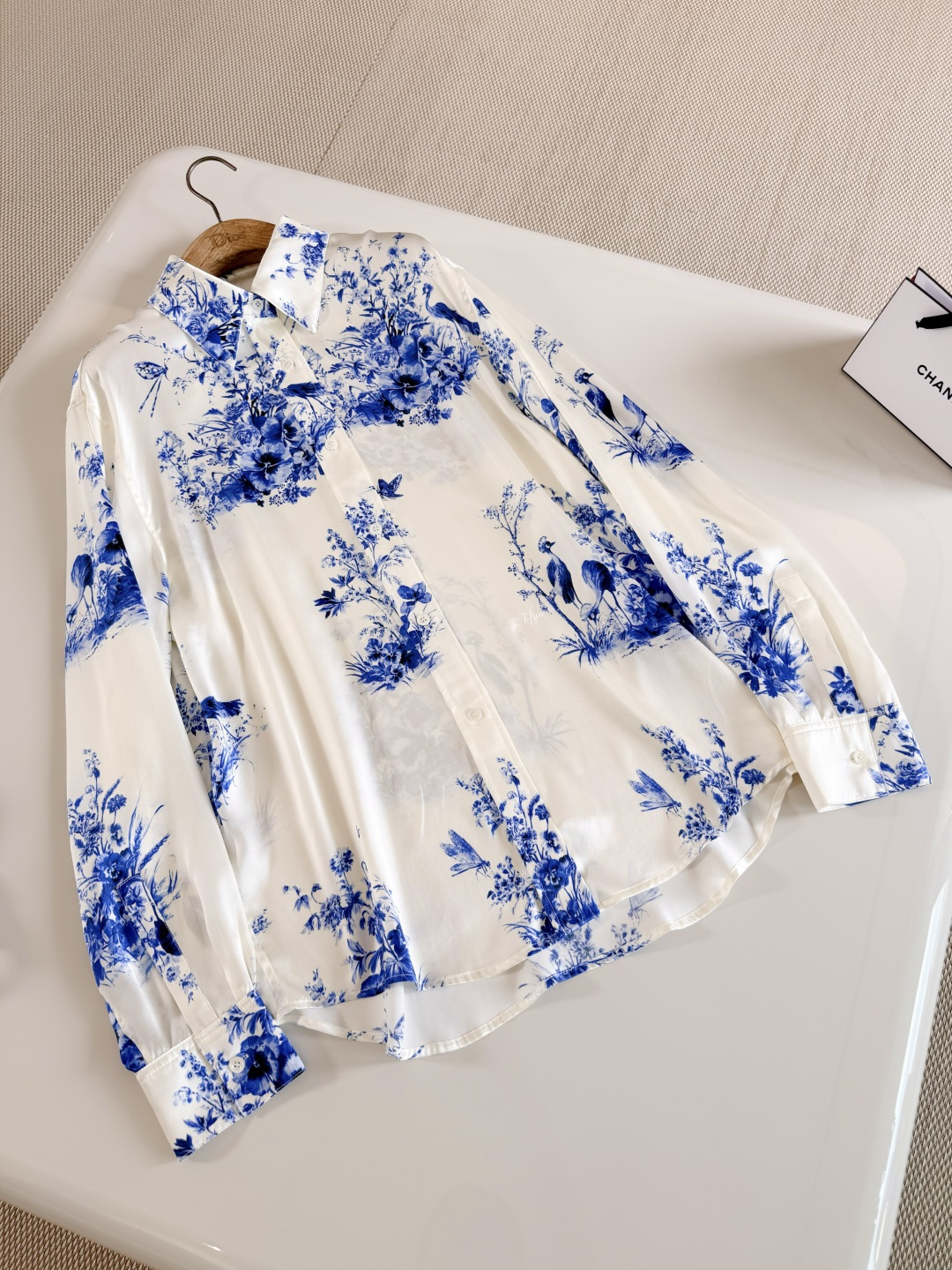NO:835051,Shirt details Inspired by 18th-century Art Deco CD mother-of-pearl buttons Tonal Dior embroidery on the front Arc-shaped hem No lining,, dior, shirts,19860909衬衫细节 灵感源自18世纪的装饰艺术 CD珍珠母贝纽扣 正面饰以同色调Dior刺绣圆弧式底边无里料,,dior,shirts,,Women's clothing
