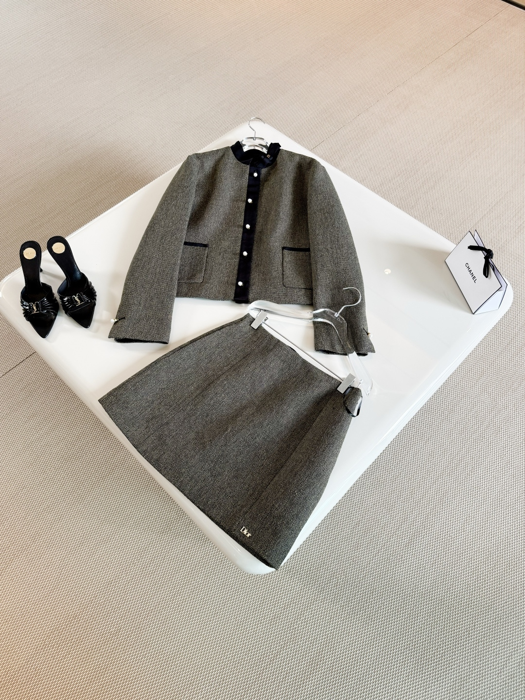 NO:835063,DIO 26W Grained Wool Grey-Green Jacket Skirt Set Jacket Khaki Sheep Wool Blend French Terry Crafted in Straight Fit Collar Decorated with a Grosgrain Bow embellished with a gold-finish metal CD logo Silk lining,,dior,skirts,jackets & coats,real silk,19860909DIO 26W 颗粒羊毛灰绿色夹克半裙套装 夹克卡其色绵羊毛混纺毛圈花式线面料精心制作、直筒廓形衣领 饰以点缀以金色饰面金属CD标志的罗缎蝴蝶结 内里真丝,,dior,skirts,jackets & coats,real silk,,Women's clothing