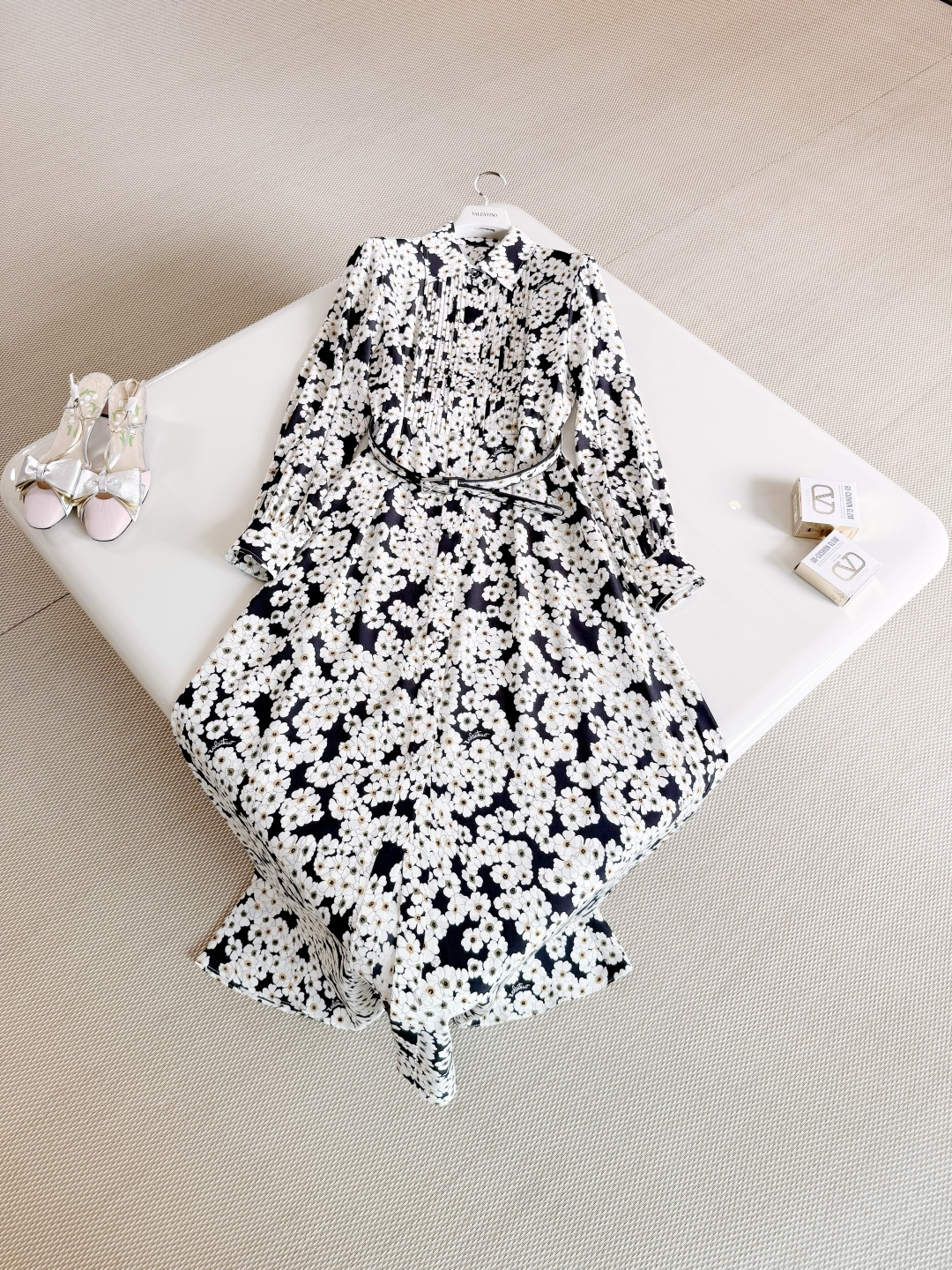 NO:835019,VALEN 26W French printed belted silk dress. Mulberry silk material is smooth and shiny. Black and white small floral flowers are retro and elegant yet energetic. The shirt collar, long sleeves and waist design modify the figure. The belt details are mid-length skirt. Smart and noble,,valentino,skirts,shirts,real silk,19860909VALEN 26W 法式印花腰带真丝连衣裙 桑蚕丝材质柔滑有光泽垂坠 黑白小碎花复古优雅又不失活力,衬衫领长袖收腰设计修饰身形 腰带细节中长款裙摆 灵动高贵,,valentino,skirts,shirts,real silk,,Women's clothing