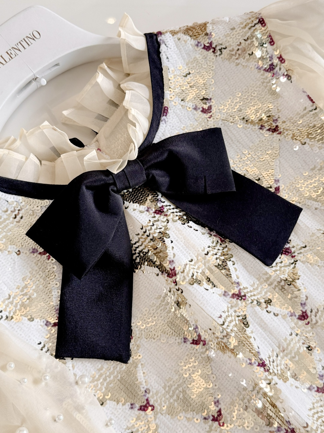 NO:835009,Three-dimensional velvet bow on the neckline, gradient triangular beads, rich layers, smart and gorgeous,,19860909领口立体丝绒蝴蝶结 渐变三角形珠片 丰富层次 灵动华美,,,Women's clothing