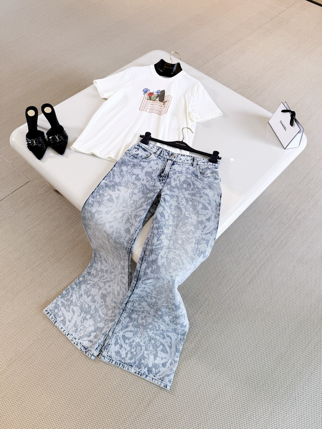 NO:835663,LOUIS 26W nautical series lock print jeans are inspired by nautical elements. Light blue denim is printed with old flowers and washed blue. It is retro and fashionable. The high waist and straight legs modify the leg shape. It is comfortable and not flattering. It is ok for vacation and commuting in daily life.,,louis vuitton,jeans,19860909LOUIS 26W 航海系列锁头印花牛仔裤 灵感来自航海元素 浅蓝牛仔布满印老花水洗蓝复古又时髦、高腰直筒修饰腿型 舒适不挑身材 度假通勤日常都ok,,louis vuitton,jeans,,Women's clothing