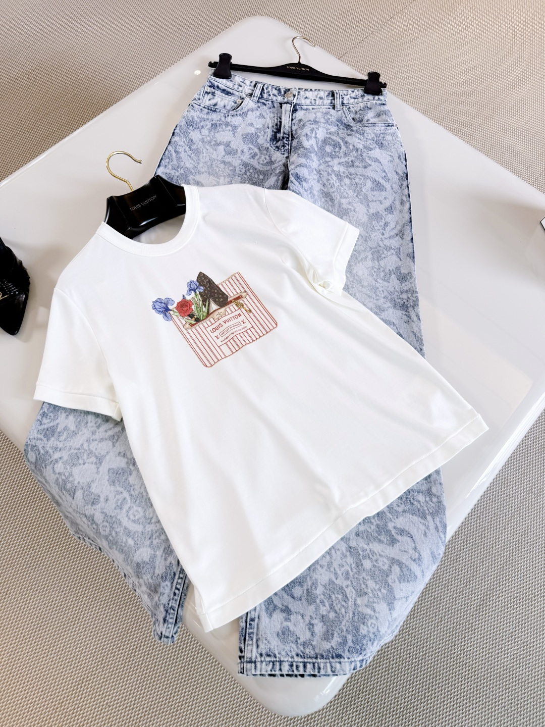 NO:835651,LOUIS 26W Presbyopia silk scarf clutch printed cotton T-shirt. Soft cotton knitted round neck straight fit. The leather goods Neverfull is transformed into colorful printing. It is presented together with the abundant wild flower patterns and brand elements. It makes a fun fashion statement, louis vuitton, handbag, tees, t-shirt,19860909LOUIS 26W 老花丝巾手拿包印花棉质T恤 柔软棉质针织圆领直身版型,皮具Neverfull化身缤纷印花 与盎然野花图案及品牌元素共同呈现 妙趣宣示时尚主张,,louis vuitton,handbag,tees，t-shirt,,Women's clothing