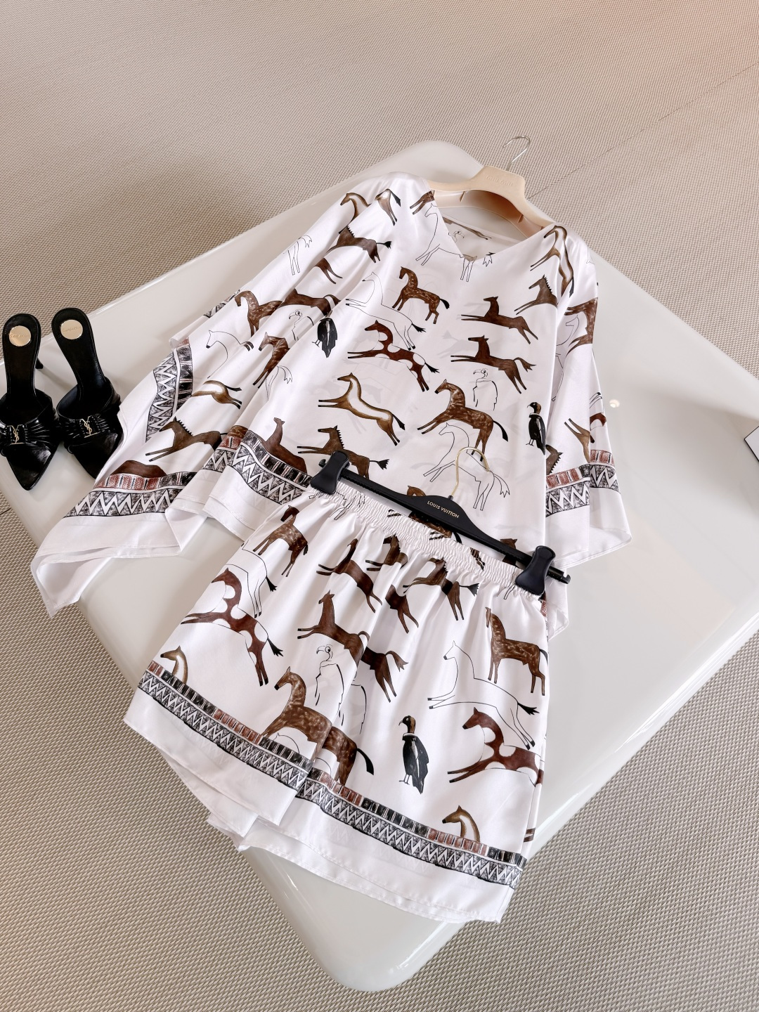NO:835645,26W African tribal animal print silk cape shorts suit. The shawl cape is made of heavy silk draped fabric. The animal print is inspired by elements such as African grassland zebras and giraffes, with geometric edges. Ethnic style loose silhouette, shorts, real silk, shawls,1986090926W 非洲部落动物印花真丝斗篷短裤套装 披肩斗篷采用重磅真丝立裁面料 动物印花灵感来自非洲草原斑马长颈鹿等元素,配几何边饰 民族风宽松廓形,,shorts,real silk,shawls,,Women's clothing
