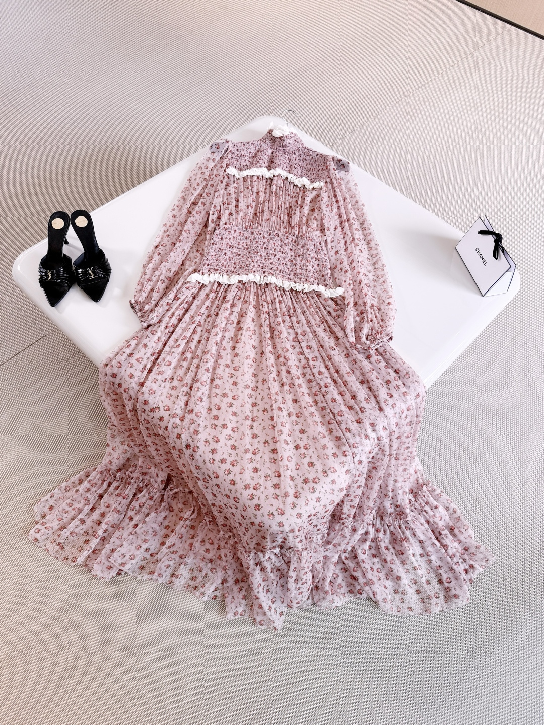 NO:835630,D&G 26W pink floral silk full-length silhouette dress. The mulberry silk material is soft and light. The drape is heavy and the skirt is light and elegant when walking. The light pink floral French three-dimensional half-high collar and long sleeves are retro and elegant, with a beautiful and beautiful temperament.,Dolce&Gabbana,skirts,real silk,19860909D&G 26W 粉色碎花真丝大摆廓形连衣裙 桑蚕丝材质柔软轻盈 垂坠感克重走动时裙摆轻盈飘逸,浅粉色碎花法式立体半高领和长袖复古优雅气质绝美,,Dolce&Gabbana,skirts,real silk,,Women's clothing