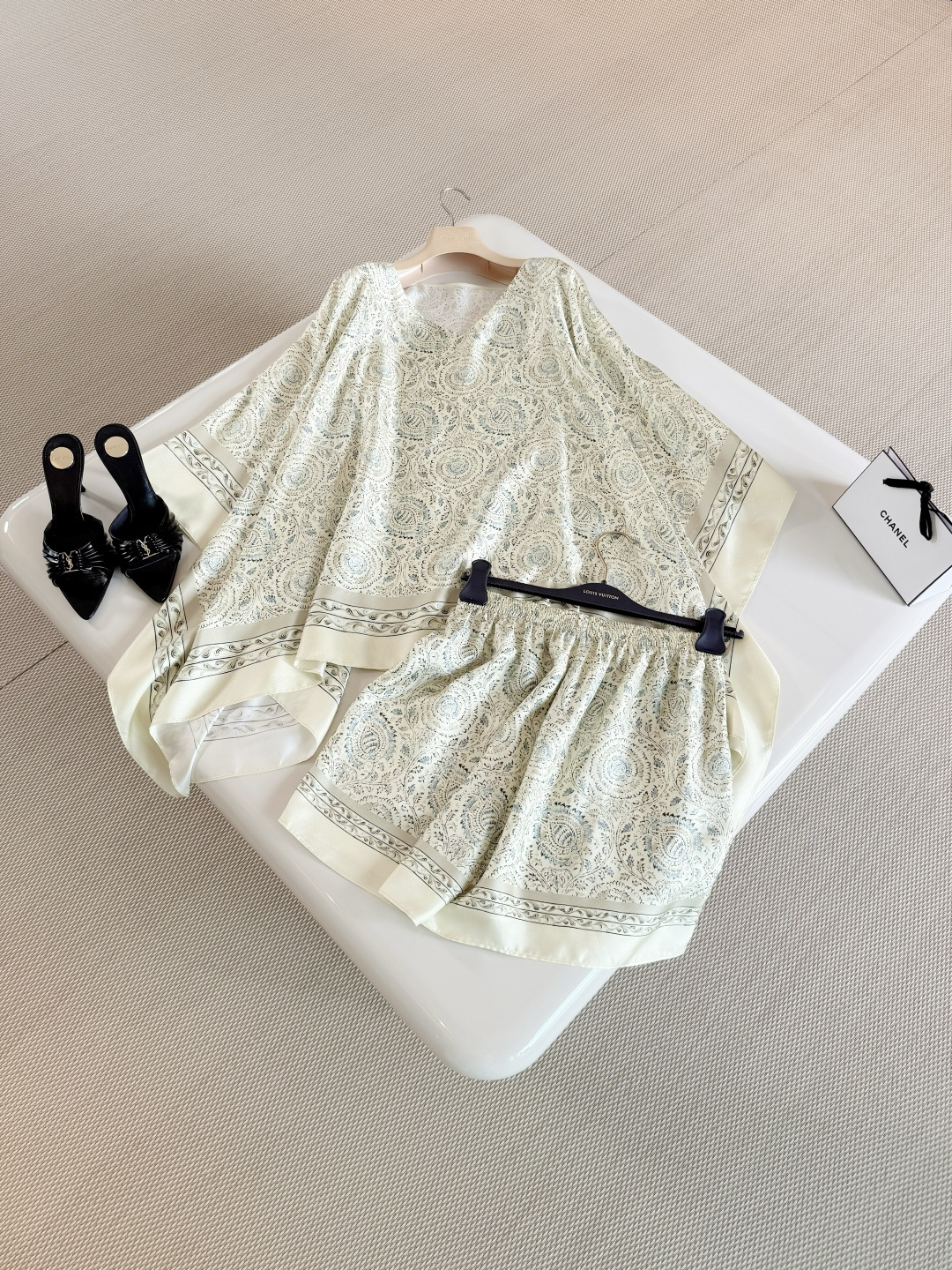 NO:836364,Designer Capri's summer fantasy silk cape shorts Italian suit. Heavy twill silk silhouette design, elastic waist design, comfortable to wear and flattering. Light green geometric edge. It can show the French romantic atmosphere for daily leisure or vacation.,shorts,real silk,19860909设计师卡普里 夏日幻想 真丝斗篷短裤意式套装 重磅斜纹真丝廓形剪裁设计,松紧腰设计穿着舒适又显身材 浅绿色调几何边 日常休闲或度假都能展现法式浪漫氛围感,,shorts,real silk,,Women's clothing