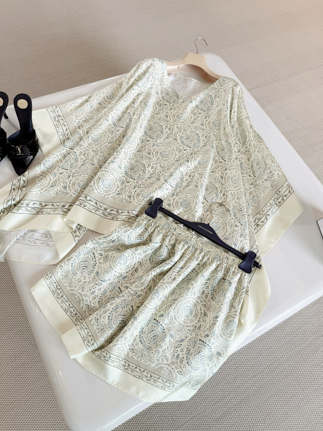 NO:836360,Designer Capri Summer Fantasy Silk Cape Shorts Italian Suit Heavy twill silk silhouette tailoring design, the cape shape is smart and elegant. The sea breeze and light and shadow bring the Italian aesthetics of a lazy and romantic Italian holiday date,,shorts,real silk,19860909设计师卡普里 夏日幻想 真丝斗篷短裤意式套装 重磅斜纹真丝廓形剪裁设计,斗篷造型灵动优雅 海风与光影赴一场意式慵懒浪漫的假日之约的意式美学,,shorts,real silk,,Women's clothing