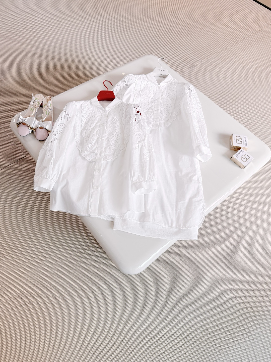NO:836366,VALEN 26W White Puff Sleeve Hollow Embroidery Shirt Made of pure cotton material and cut in silhouette. Light and breathable three-dimensional floral embroidery hollow craftsmanship. The small stand-up collar design with a French romantic atmosphere is elegant and elegant. It is ok for daily commuting and dating,,valentino,shirts,19860909VALEN 26W 白色泡泡袖镂空刺绣衬衫 采用纯棉材质廓形剪裁 轻盈透气立体花卉刺绣镂空工艺,法式浪漫氛围感小立领设计优雅又显气质 通勤约会日常都ok,,valentino,shirts,,Women's clothing